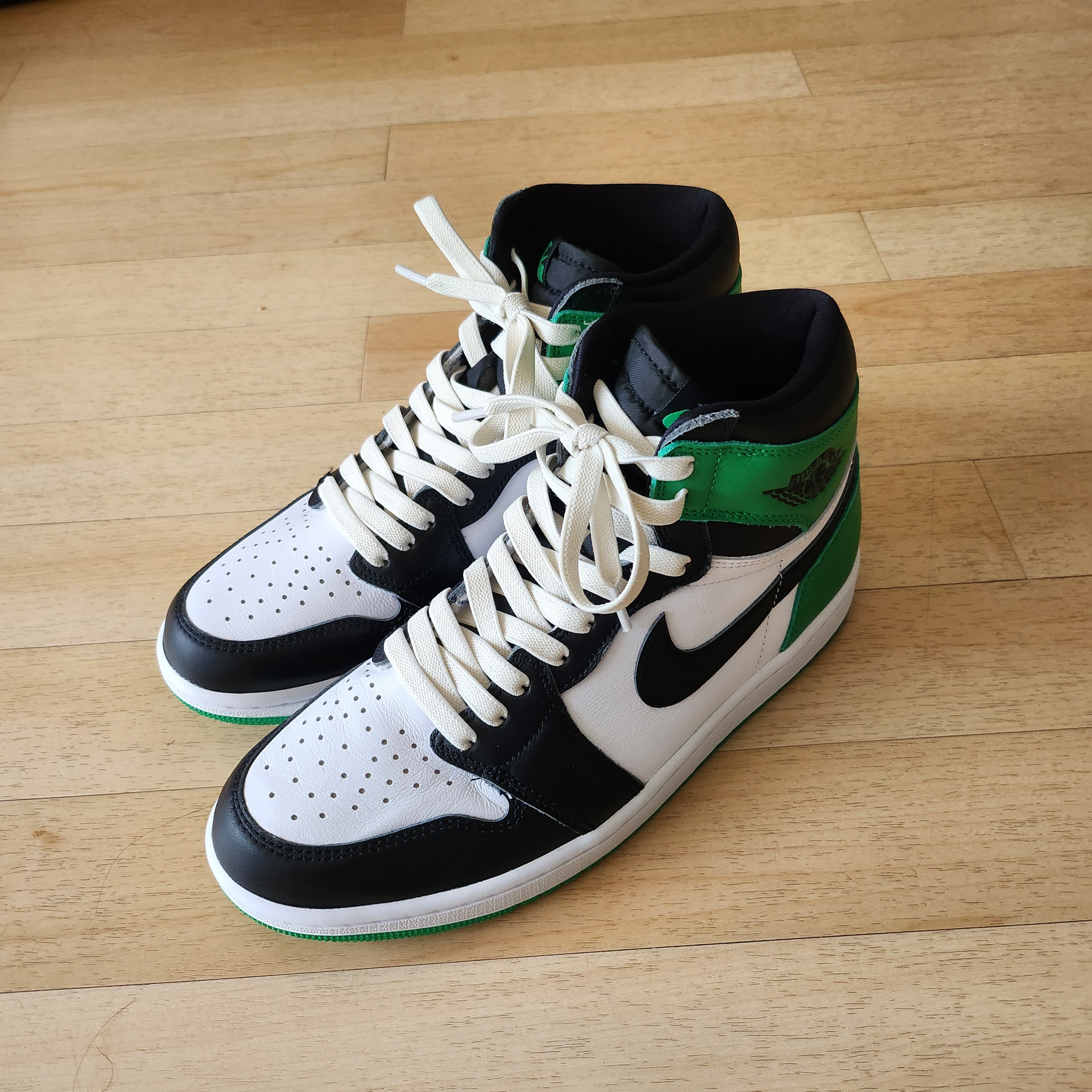 Jordan 1 Retro High OG Black and Lucky Green 착용 스타일