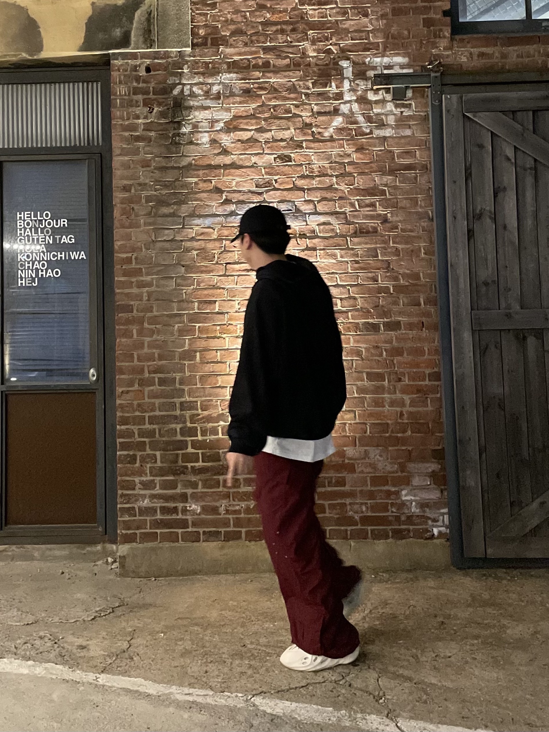 Adidas Yeezy Foam RNNR Sand, Nonnod x Shinsegae BAYC #8446 2-Piece Cropped Hoodie Washed Black 착용 스타일 - 1