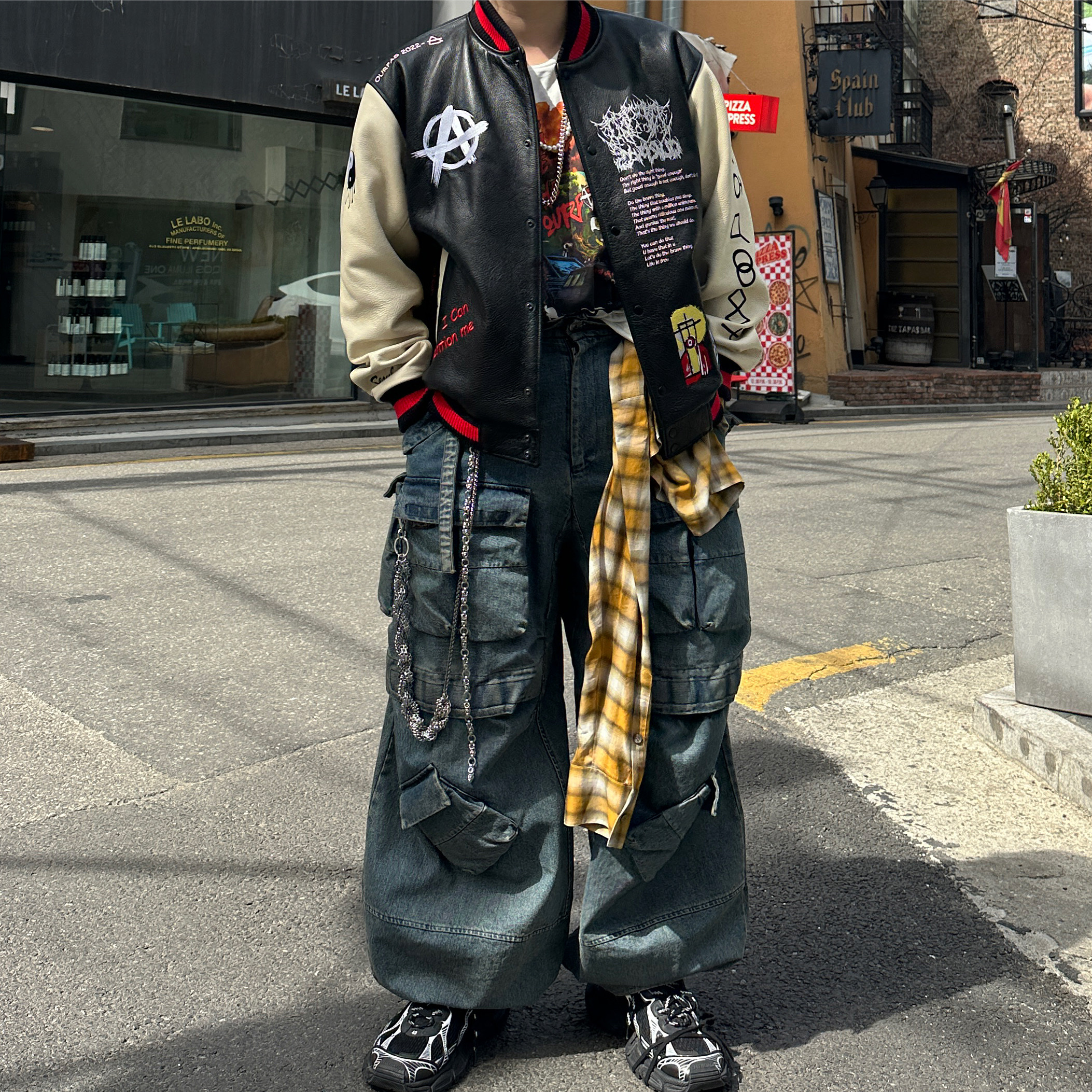 [KREAM 단독] Ourpas 030 Wide Cargo Denim Blue, Balenciaga 3XL Sneakers Black White 착용 스타일