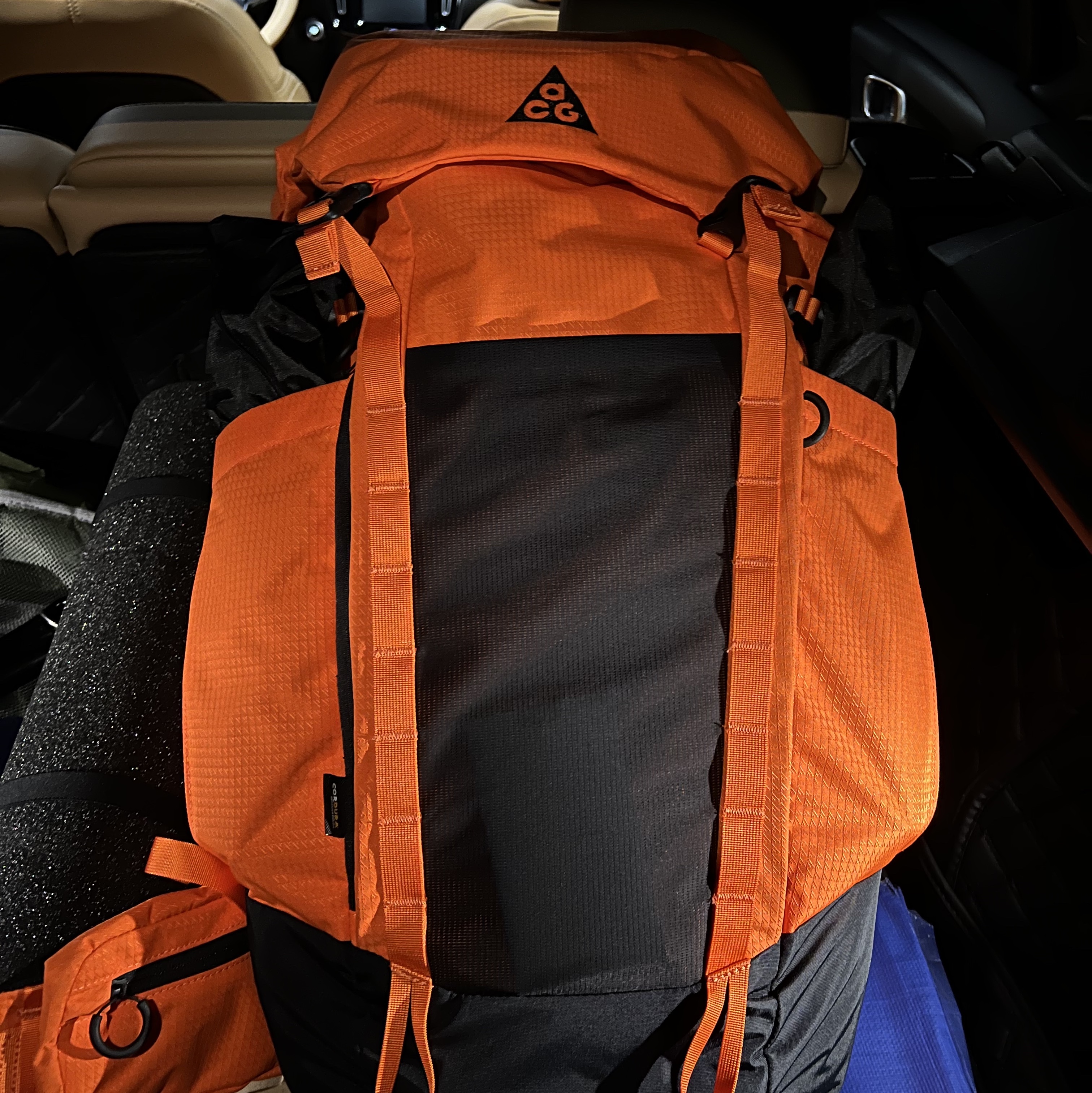 Nike ACG 36 Backpack Safety Orange 착용 스타일