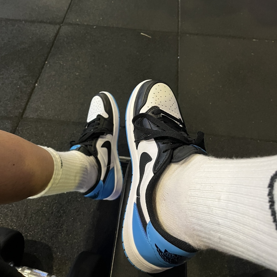Jordan 1 Retro Low OG Black and Dark Powder Blue 착용 스타일