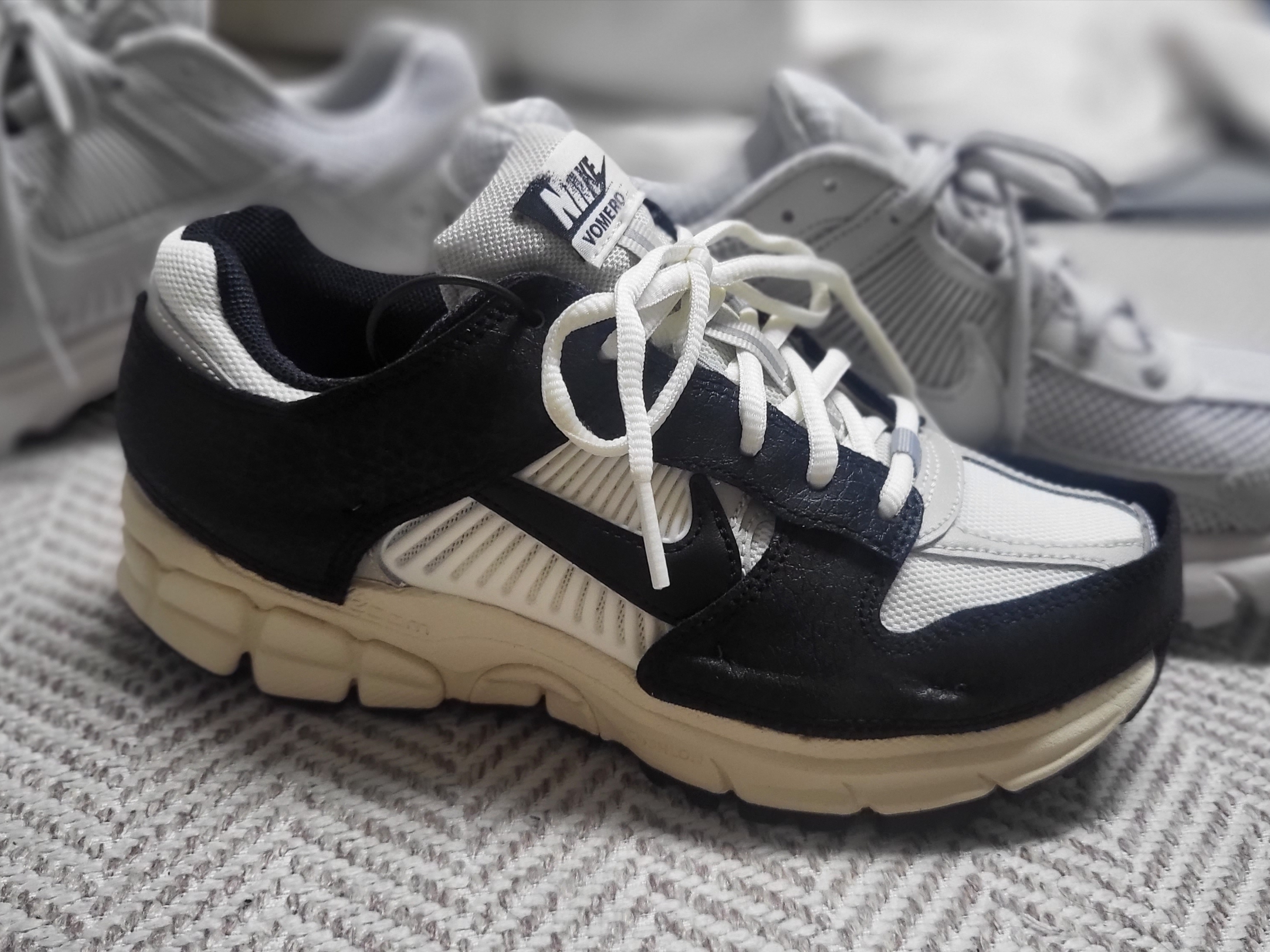 (W) Nike Zoom Vomero 5 Wolf Grey and Black 착용 스타일 - 3