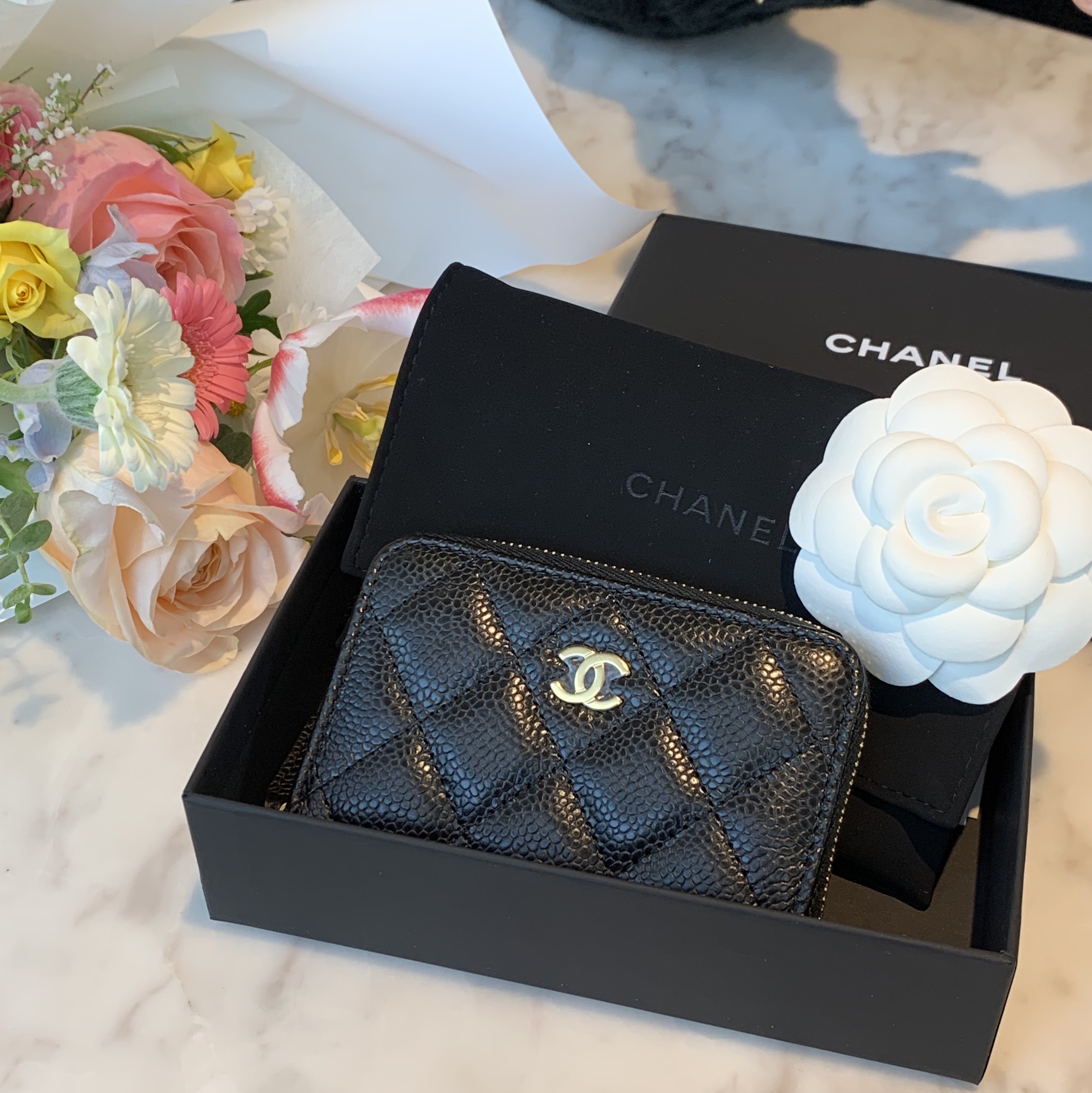 Chanel Classic Zipped Coin Purse Grained Calfskin & Gold Black 착용 스타일 - 2