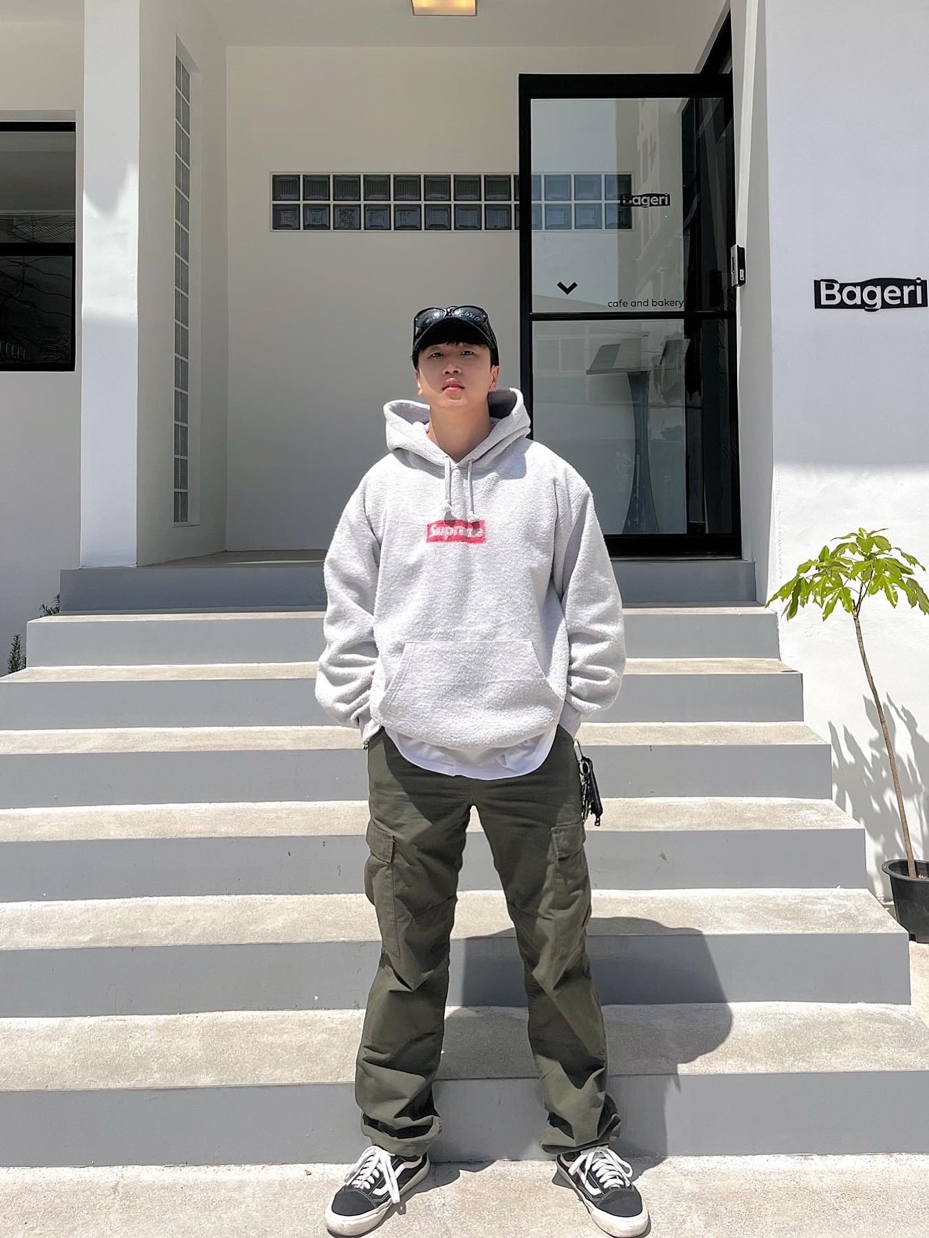 Supreme Inside Out Box Logo Hooded Sweatshirt Heather Grey - 23SS, Supreme x Nike Arc Corduroy 6-Panel Black - 22SS 착용 스타일 - 1
