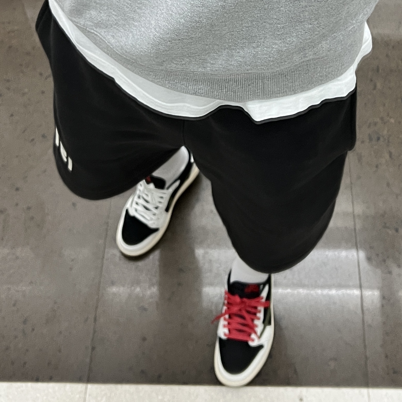 (W) Jordan 1 x Travis Scott Retro Low OG SP Medium Olive, Essentials 1977 Shorts Dark Oatmeal - 22SS 착용 스타일