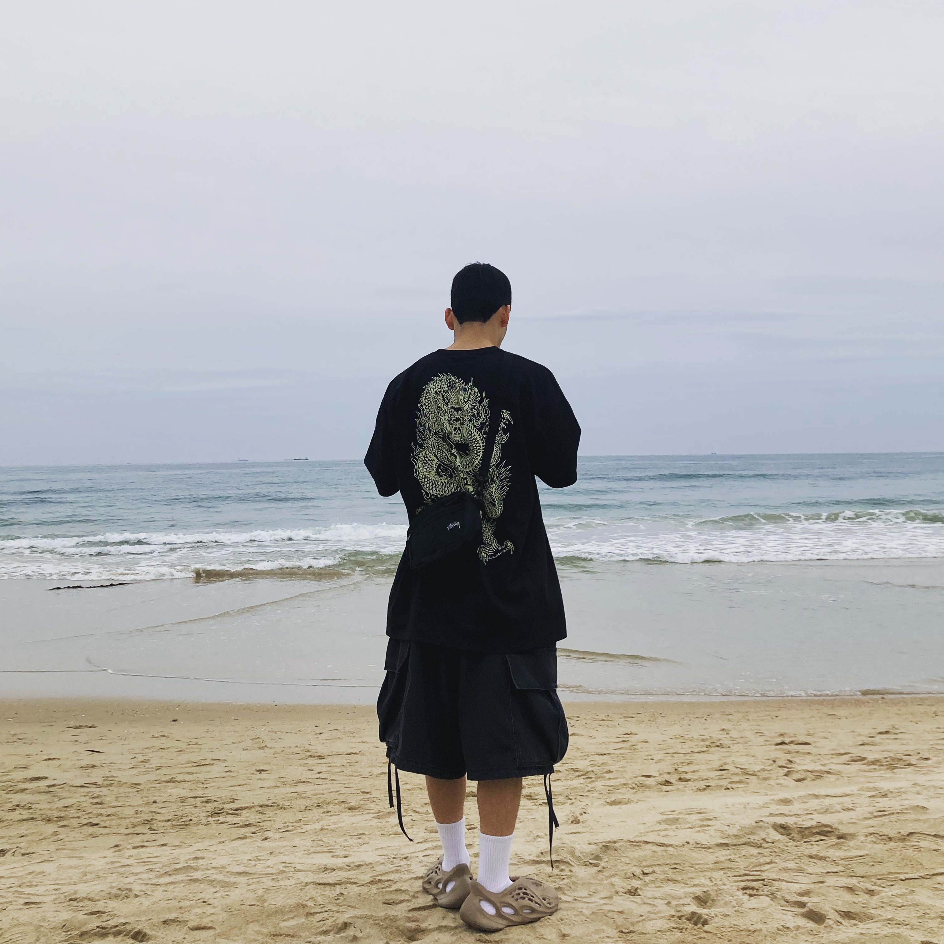 Adidas Yeezy Foam RNNR Mist, Stussy Dragon T-Shirt Black 착용 스타일