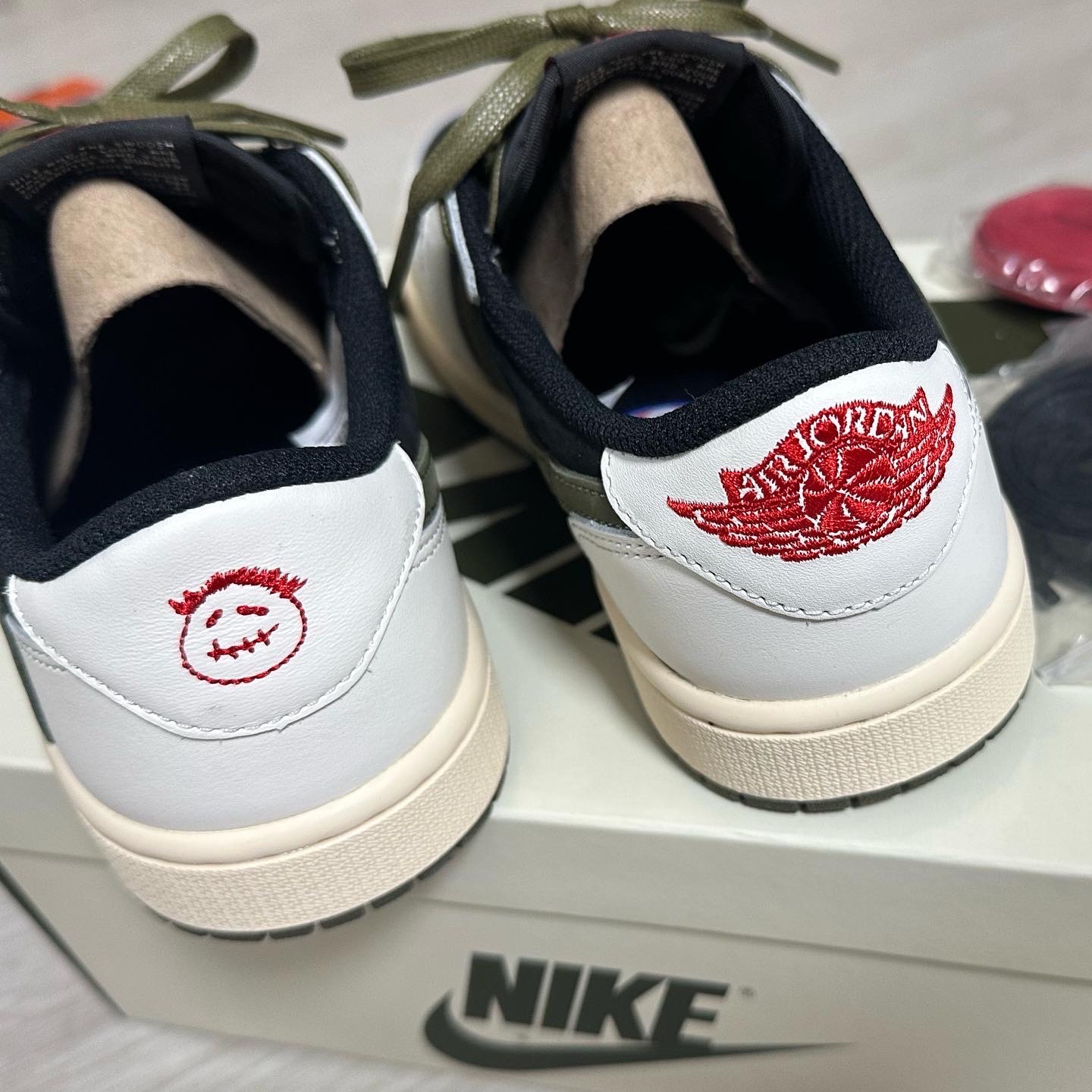 (W) Jordan 1 x Travis Scott Retro Low OG SP Medium Olive 착용 스타일 - 2