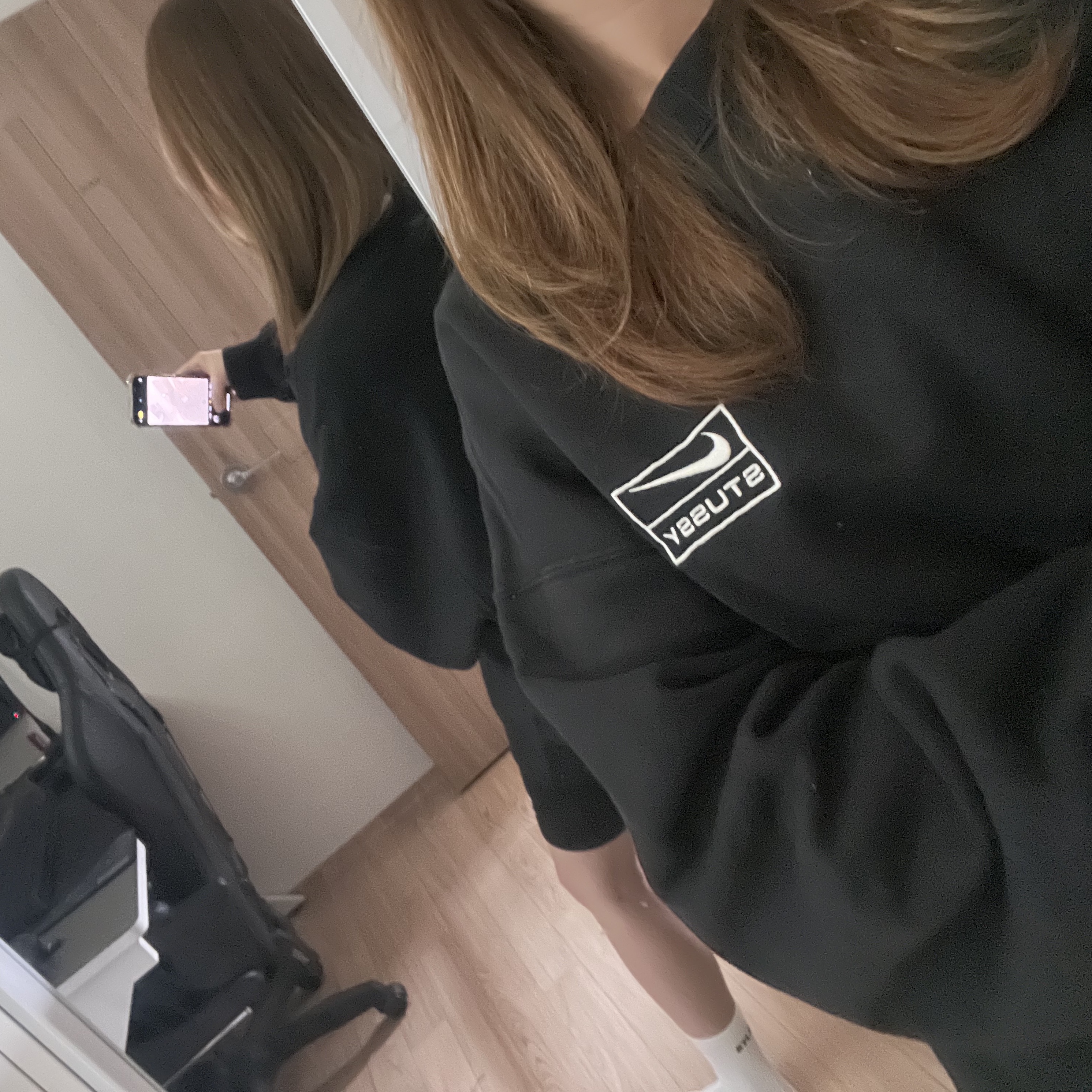 나이키 x 스투시 NRG 워시드 플리스 크루넥 블랙 (DO5310-010), 나이키 x 스투시 NRG 크루 삭스 화이트 블랙 착용 스타일 - 4