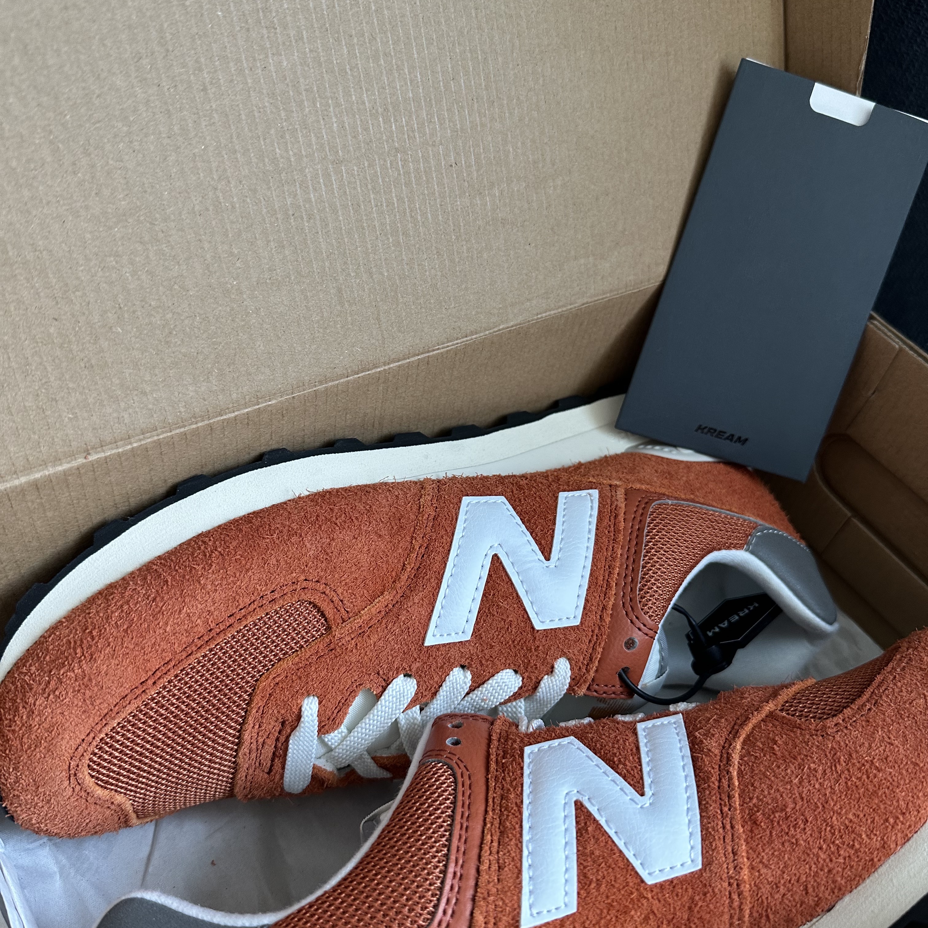 New Balance 574 Heritage Orange Burst White 착용 스타일