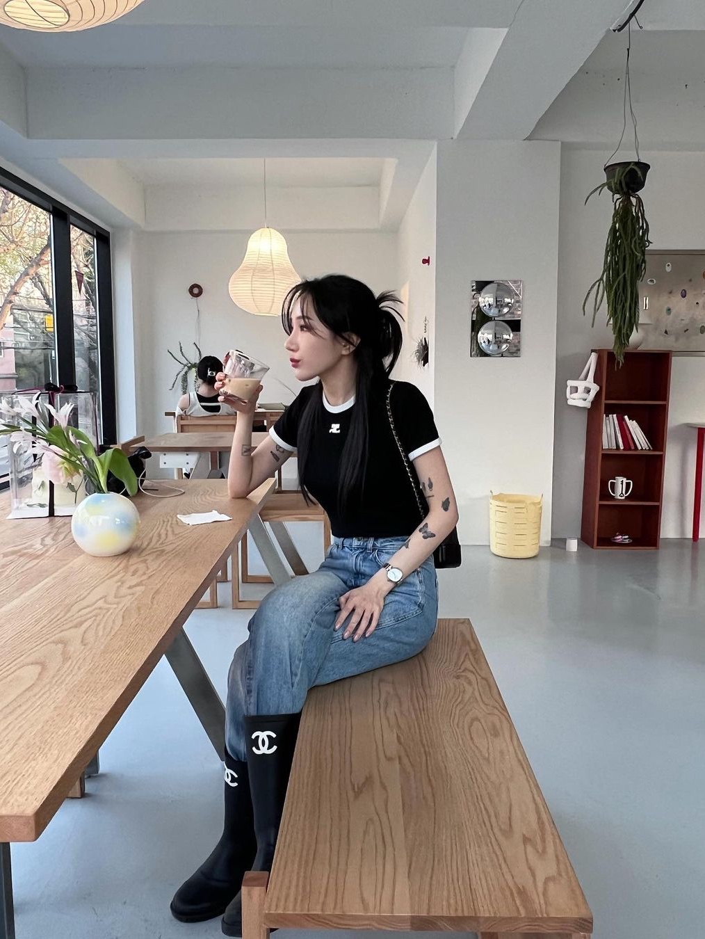 (W) Courreges Reedition Bumpy Contrast T-Shirt Black Heritage White, (W) Courreges Reedition Bumpy Contrast T-Shirt Heritage White Black 착용 스타일