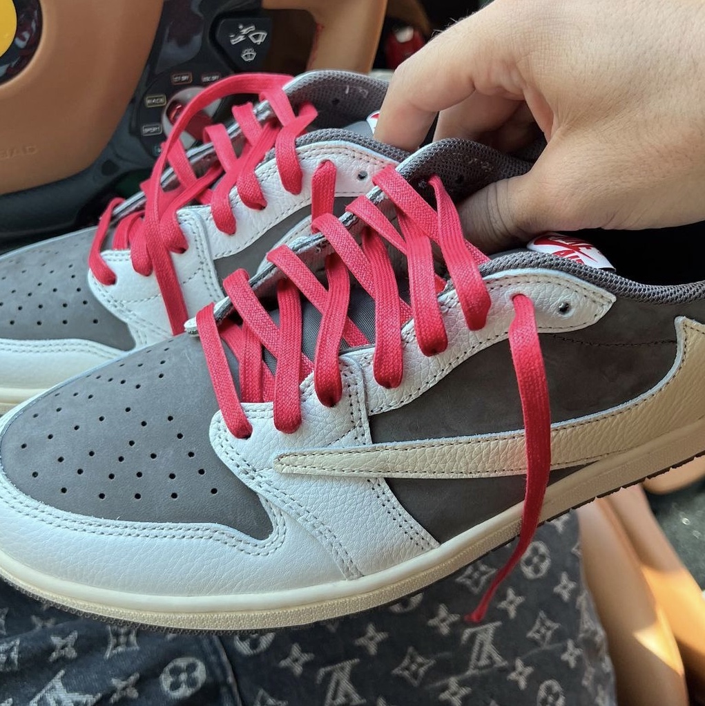Jordan 1 x Travis Scott Retro Low OG SP Sail and Ridgerock 착용 스타일