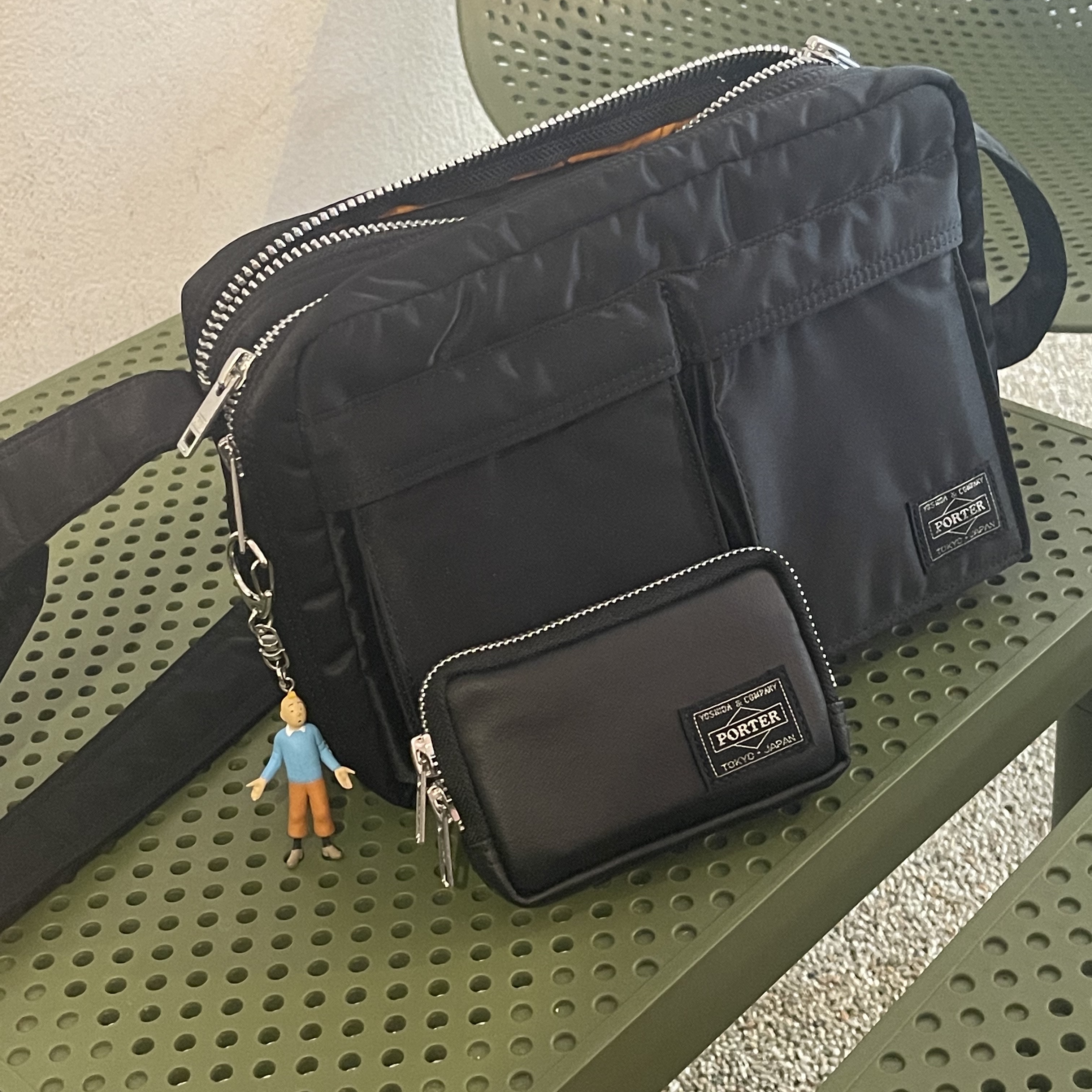Porter Tanker Shoulder Bag S Black, Porter Freestyle Multi Coin Case Black 착용 스타일 - 1