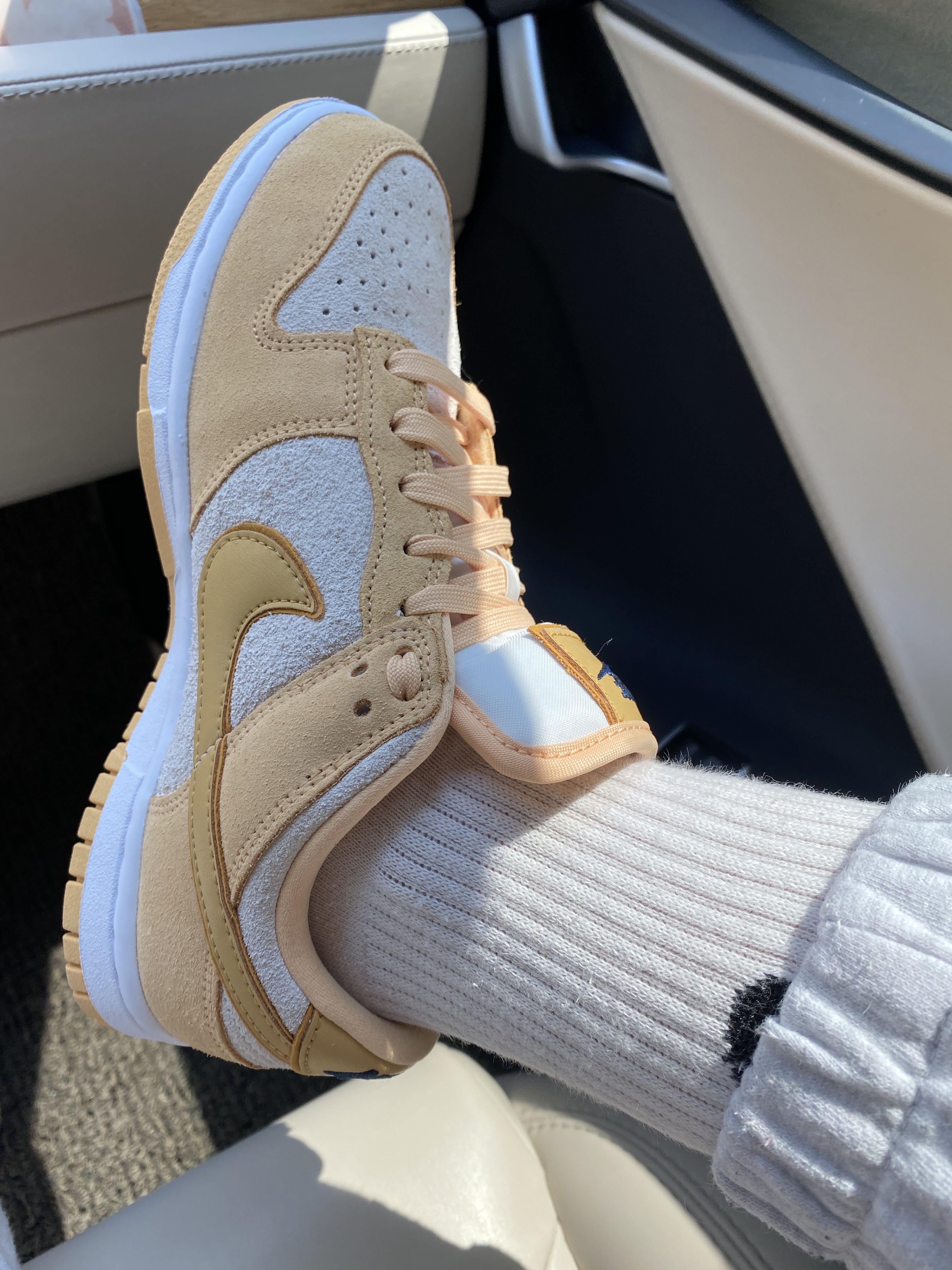 (W) Nike Dunk Low LX Gold Suede 착용 스타일