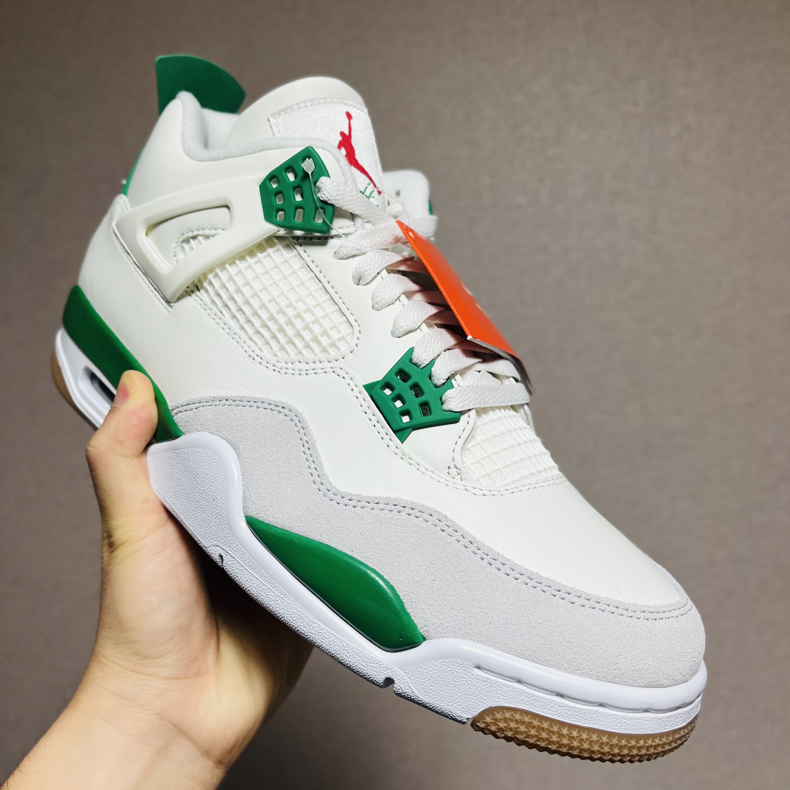 Jordan 4 x Nike SB Retro SP Pine Green 착용 스타일