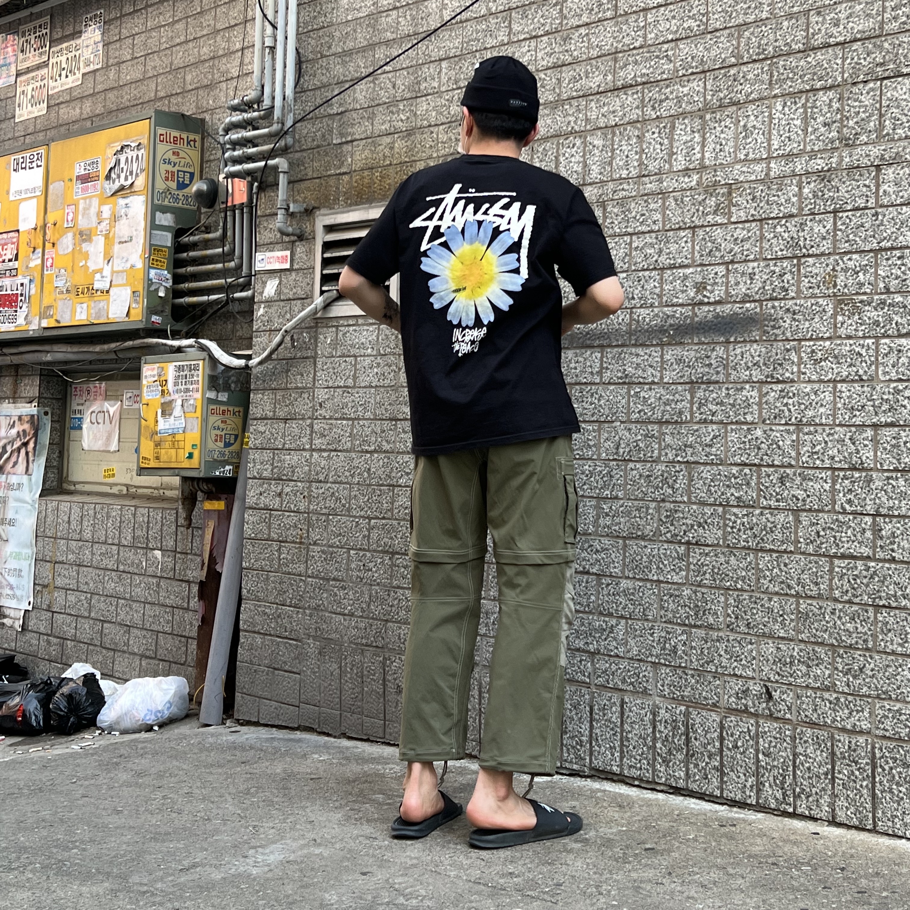 Darkr8m Studio Beanie Black, Stussy ITP Flower T-Shirt Black 착용 스타일