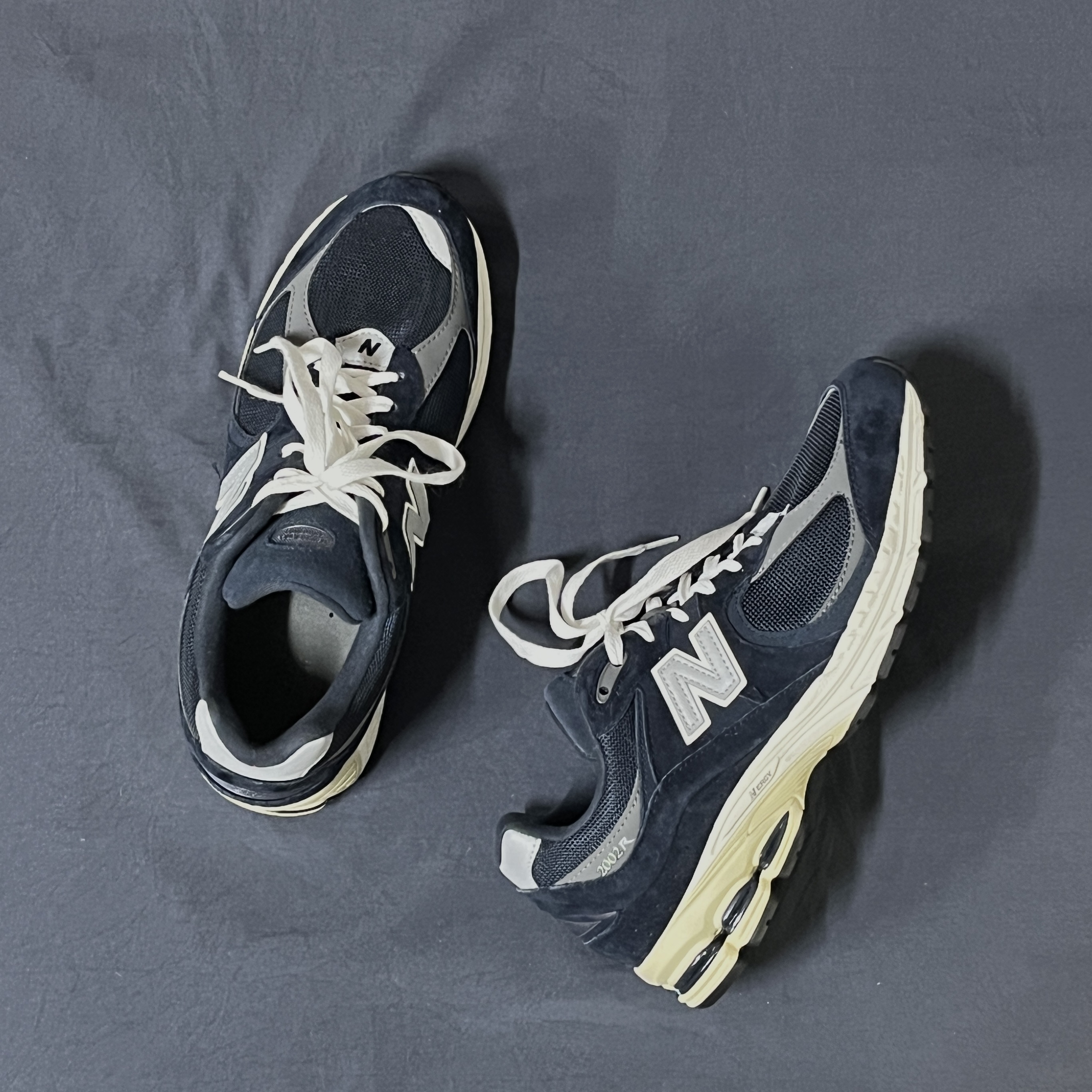 New Balance 2002R Eclipse Castlerock 착용 스타일