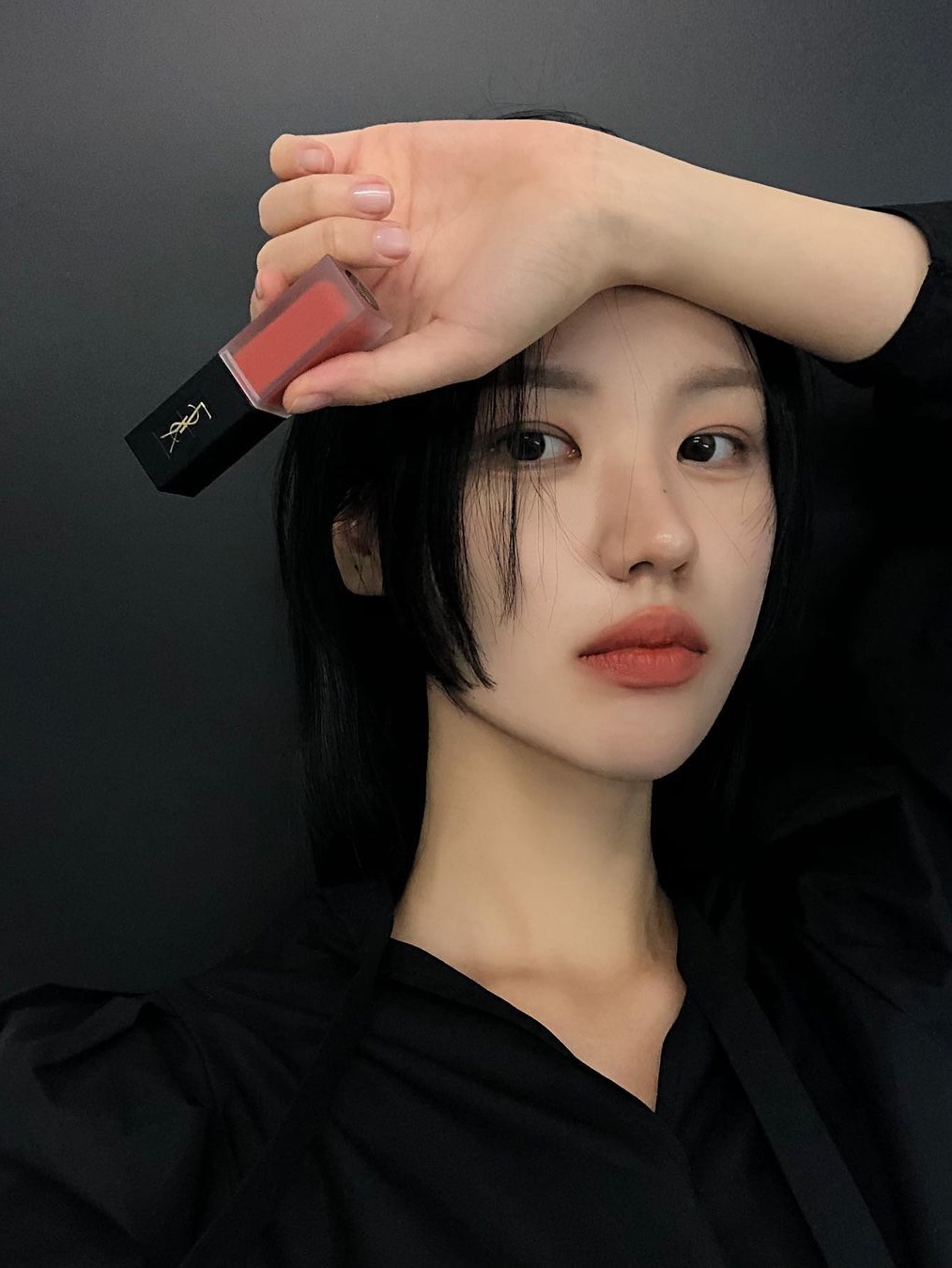 Yves Saint Laurent Tatouage Couture Velvet Tint 221 Play It Coral 착용 스타일