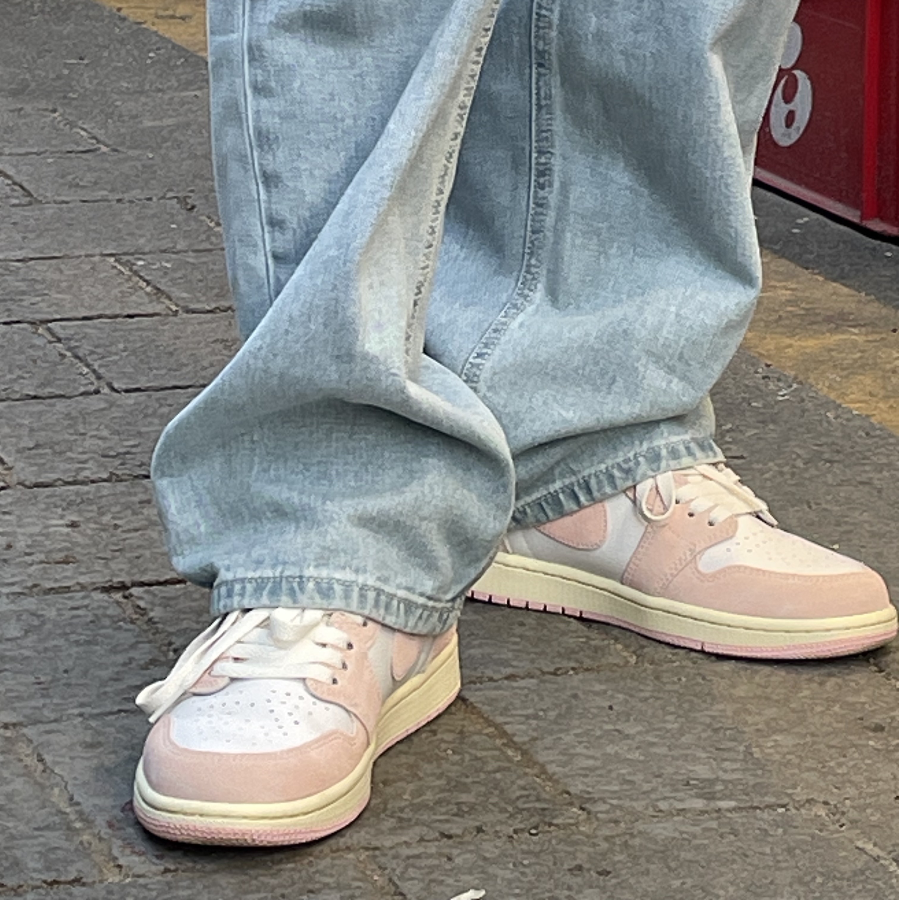 (W) Jordan 1 Retro High OG Coconut Milk and Sail 착용 스타일 - 1