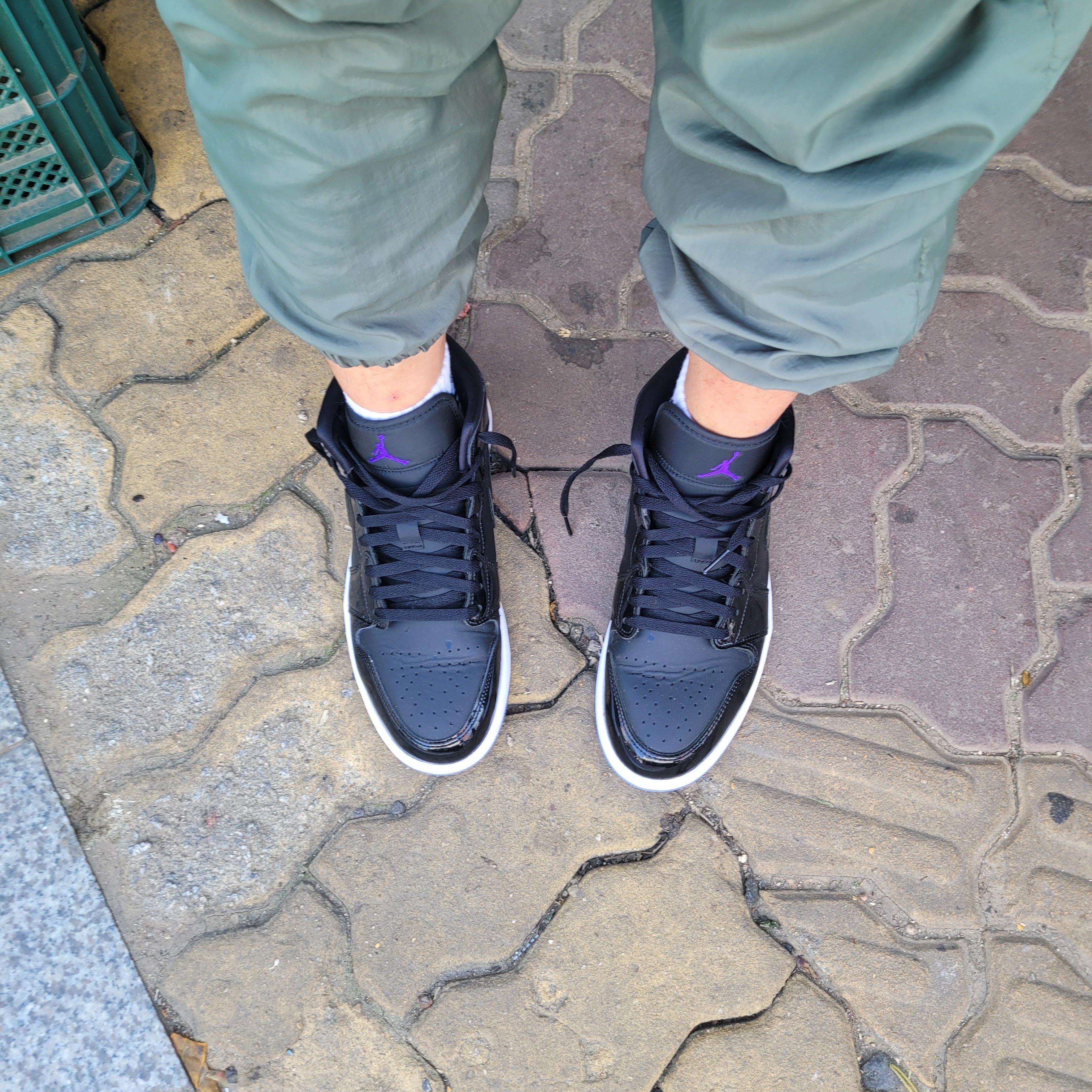 Jordan 1 Mid SE Black Dark Concord 착용 스타일 - 2