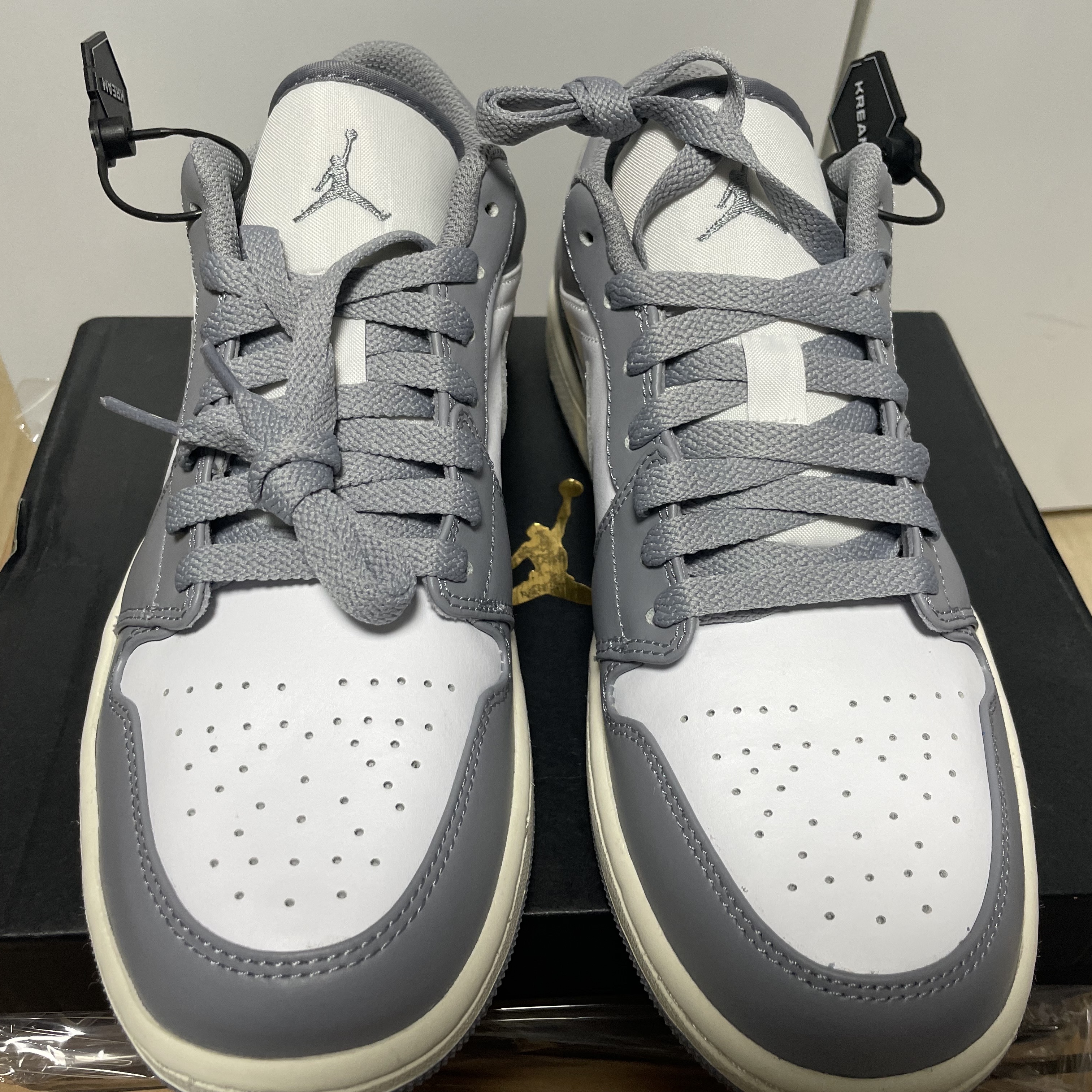Jordan 1 Low Stealth and White 착용 스타일 - 1