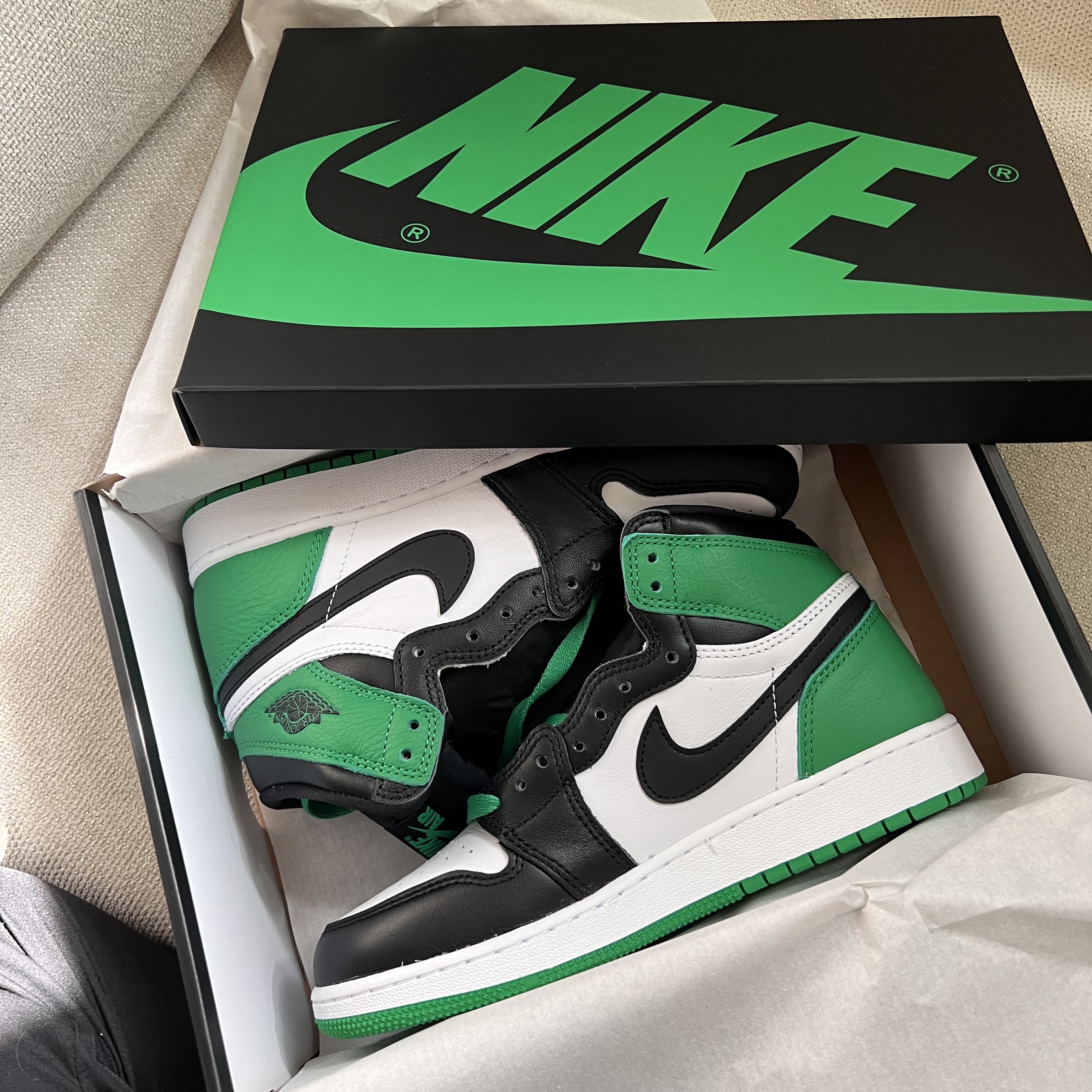 Jordan 1 Retro High OG Black and Lucky Green 착용 스타일 - 2