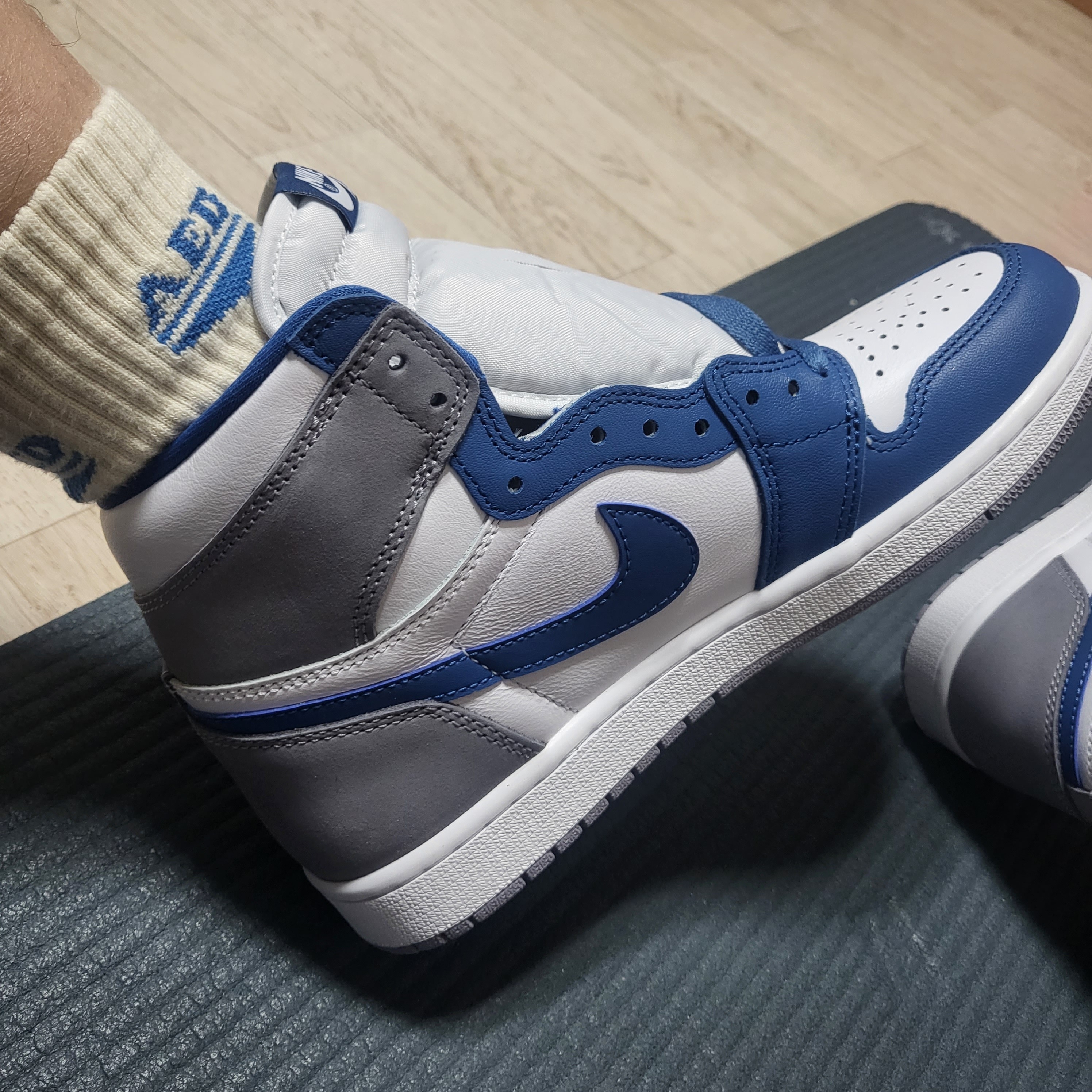 Jordan 1 Retro High OG True Blue 착용 스타일 - 1