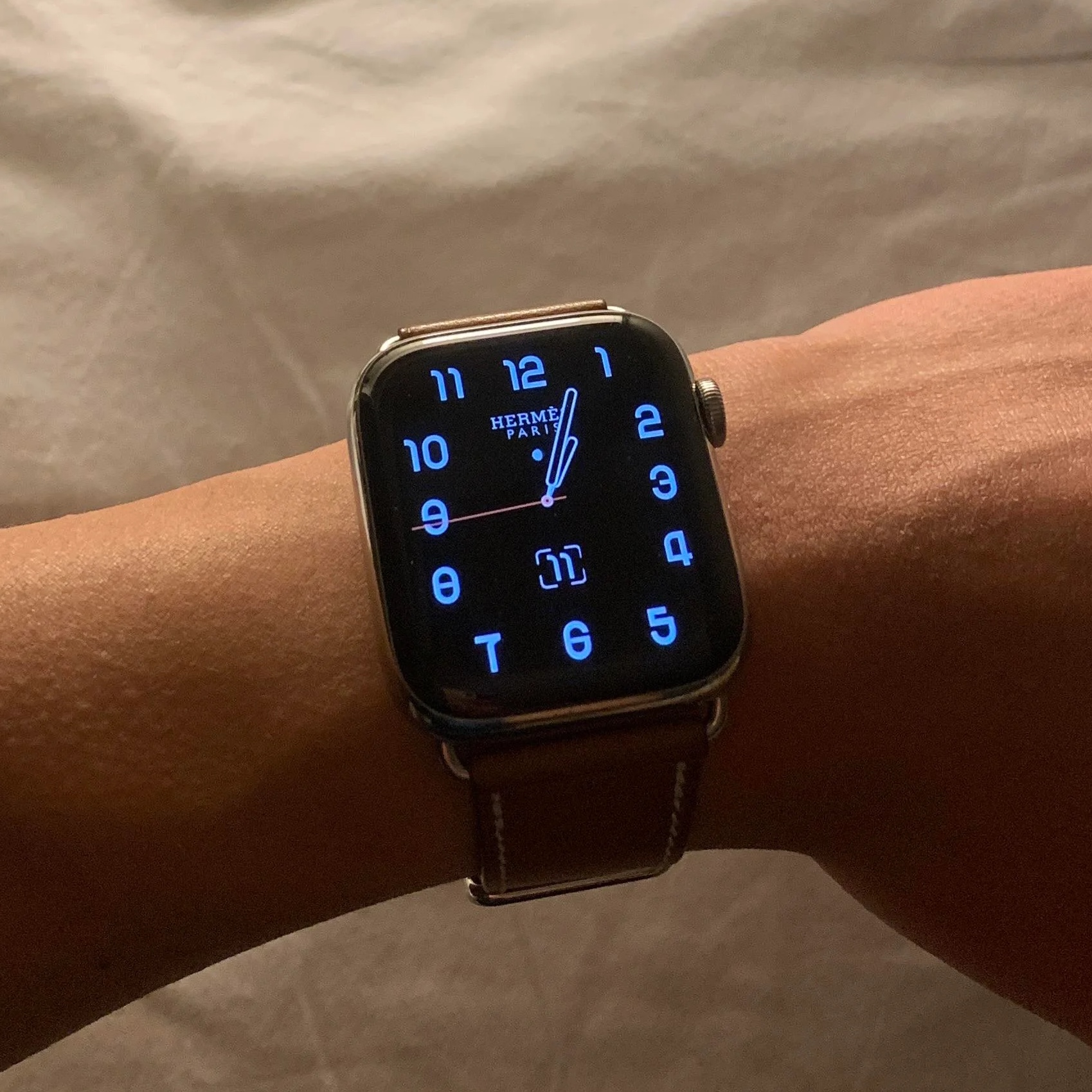 Apple Watch Hermes Series 8 45mm Silver Stainless Steel Case with Single Tour Etoupe (Korean Ver.) 착용 스타일