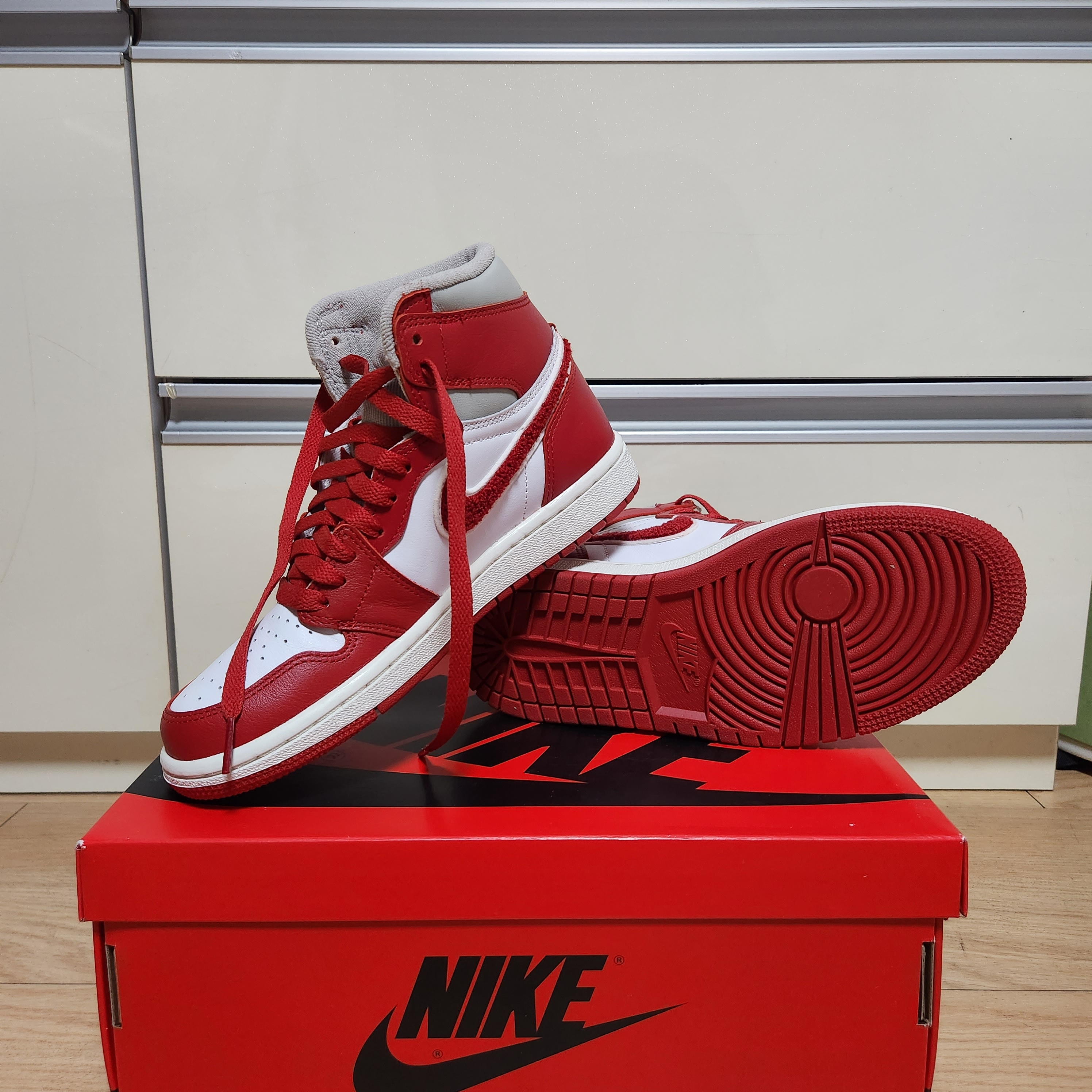 (W) Jordan 1 Retro High OG Varsity Red 착용 스타일