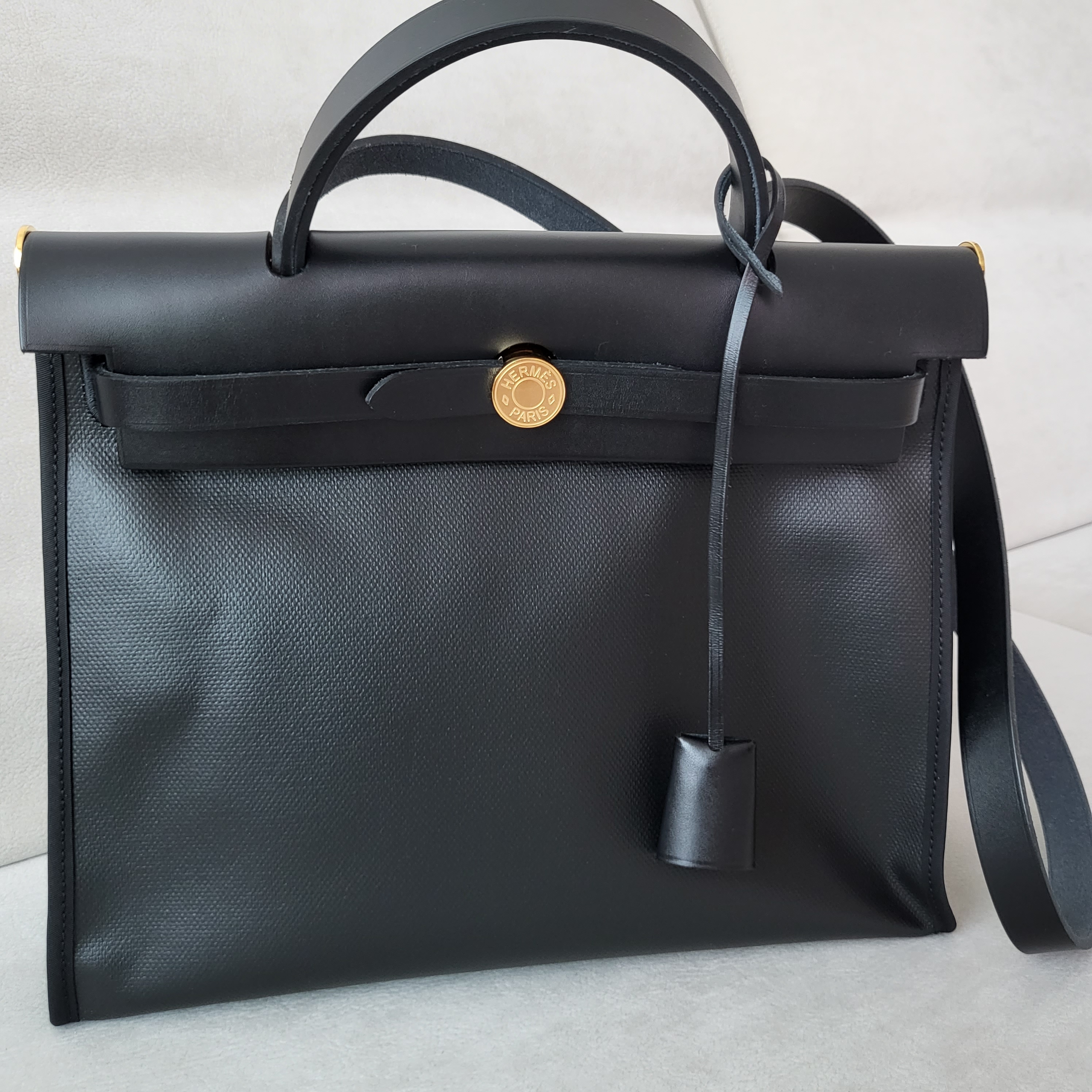 Hermes Herbag Zip 31 Bag Sellier H Berlin Canvas Hunter Cowhide & Gold Noir Ecru 착용 스타일 - 3