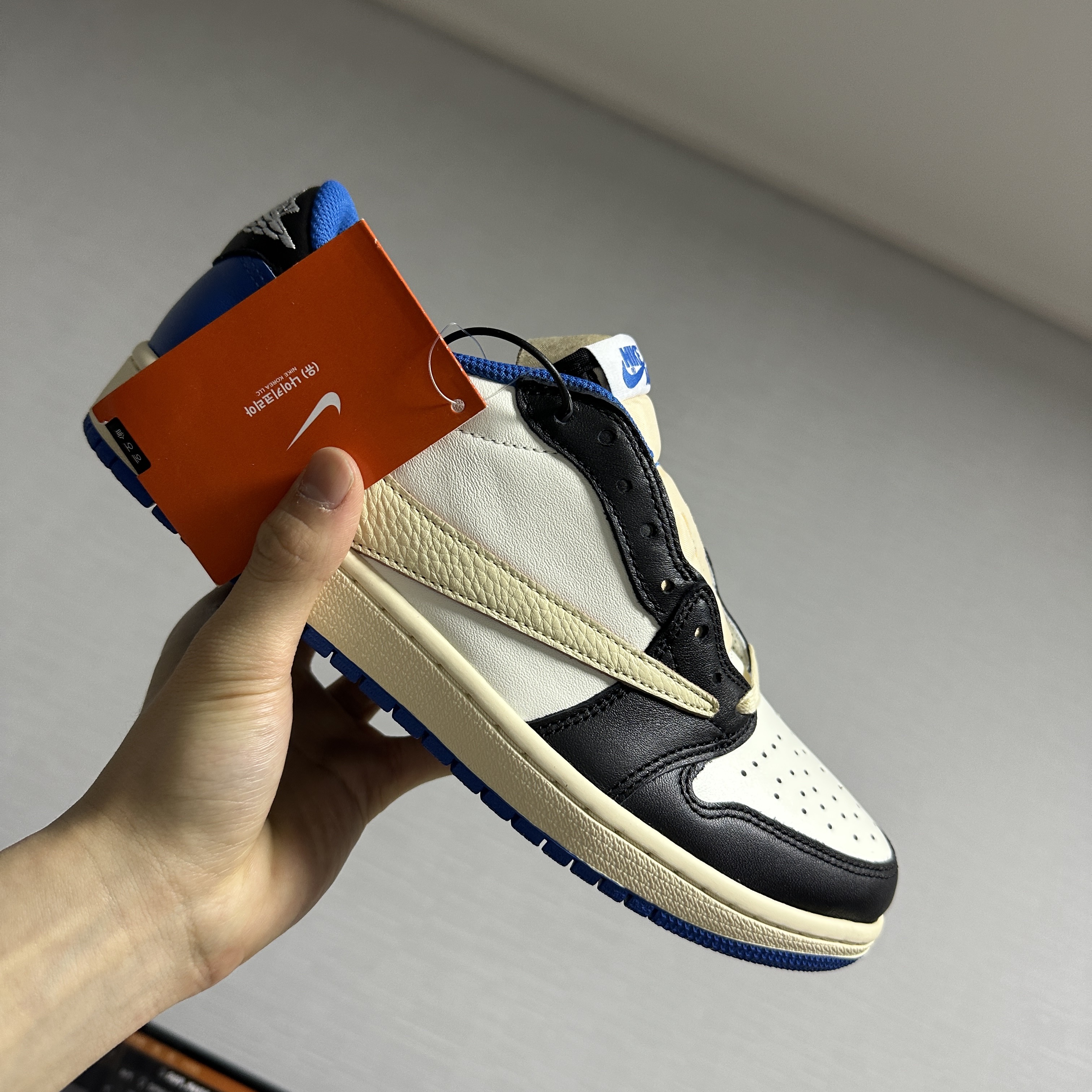 Jordan 1 x Travis Scott x Fragment Retro Low OG SP Military Blue 착용 스타일 - 1