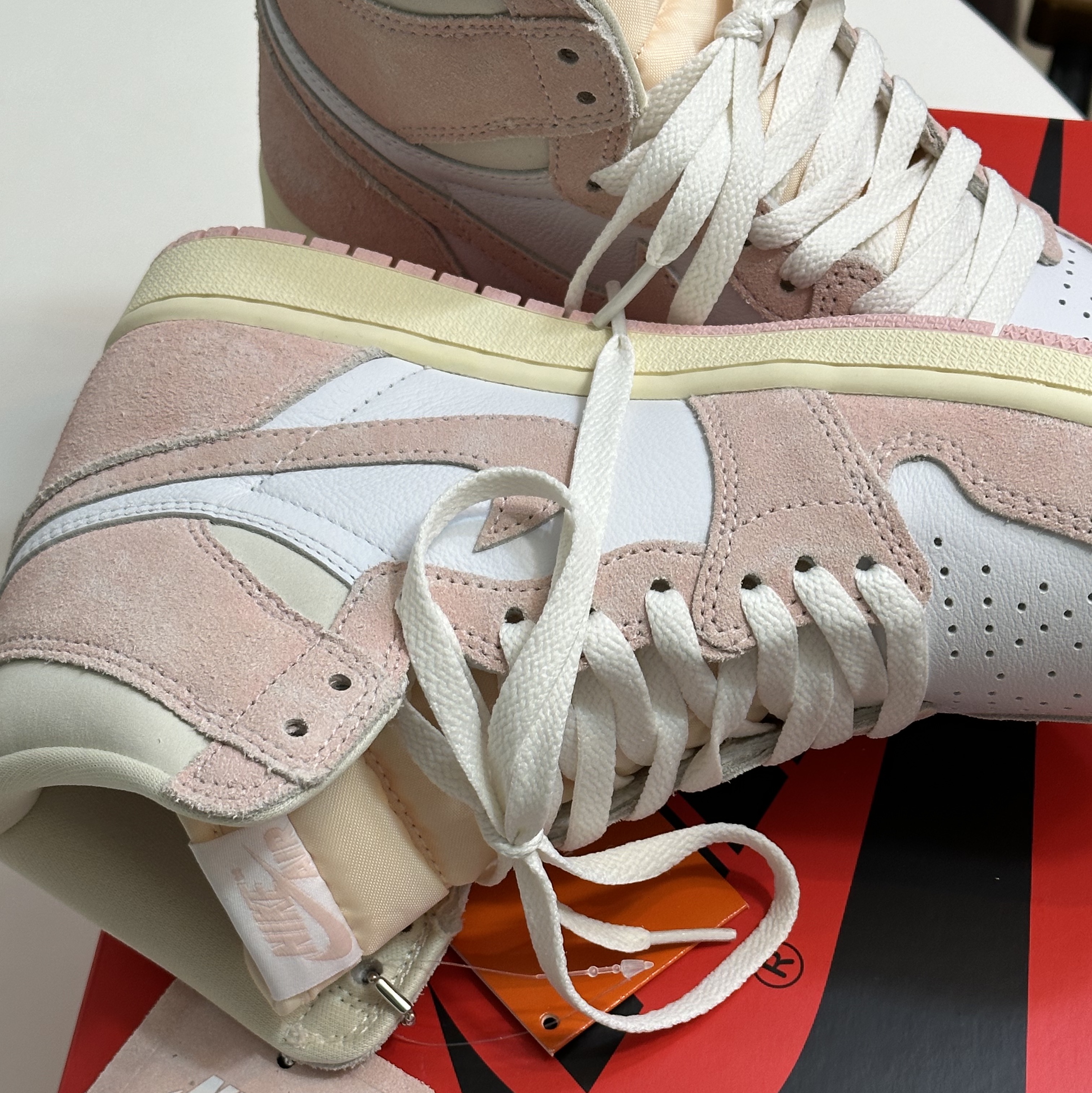 (W) Jordan 1 Retro High OG Coconut Milk and Sail 착용 스타일 - 4
