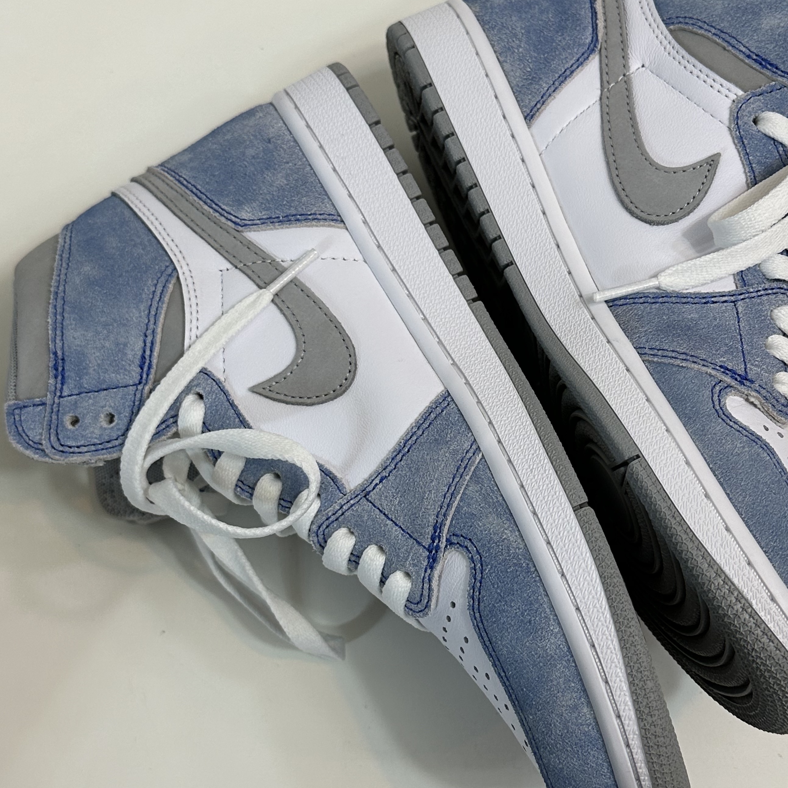 Jordan 1 Retro High OG Hyper Royal 착용 스타일 - 5