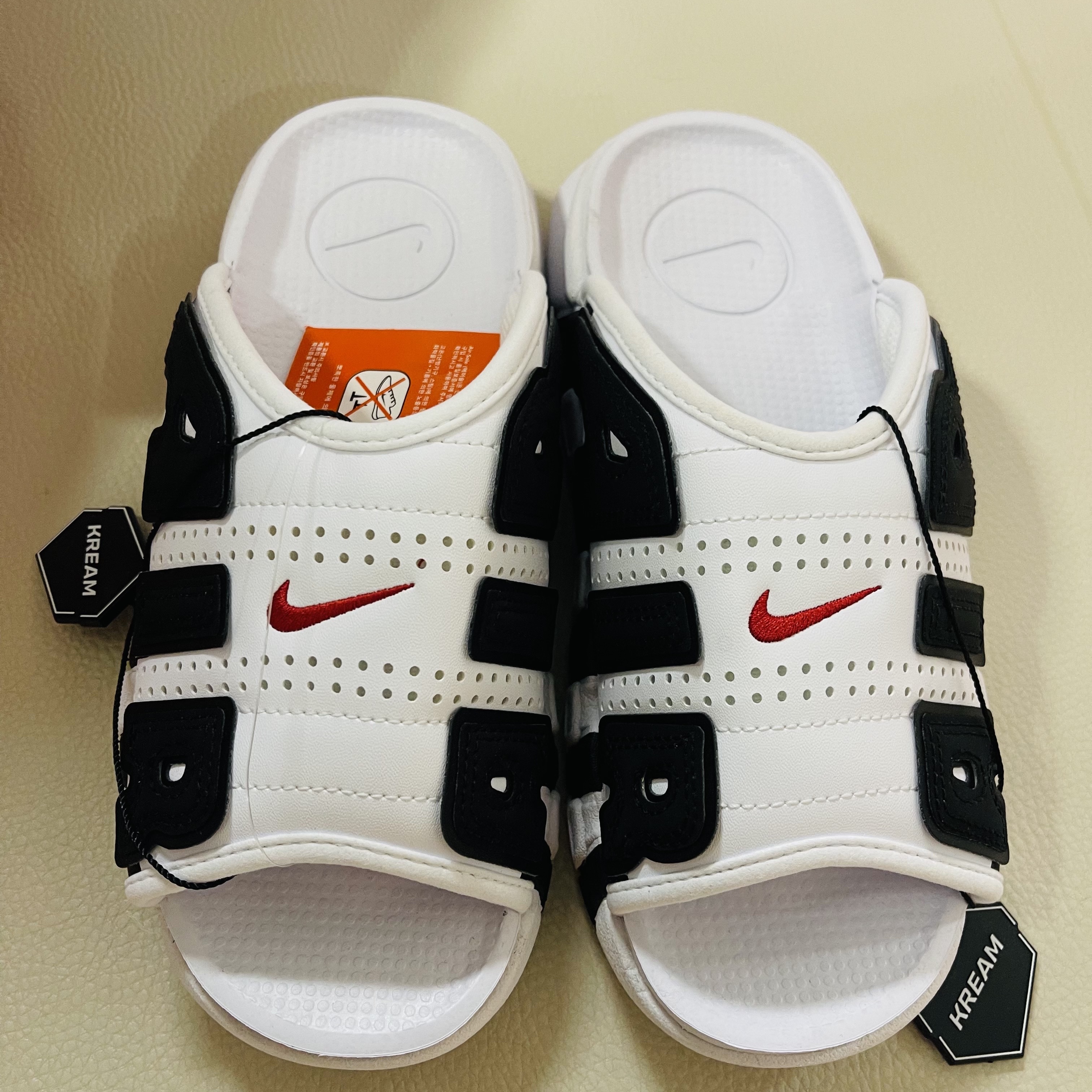 (W) Nike Air More Uptempo Slide White and Black 착용 스타일