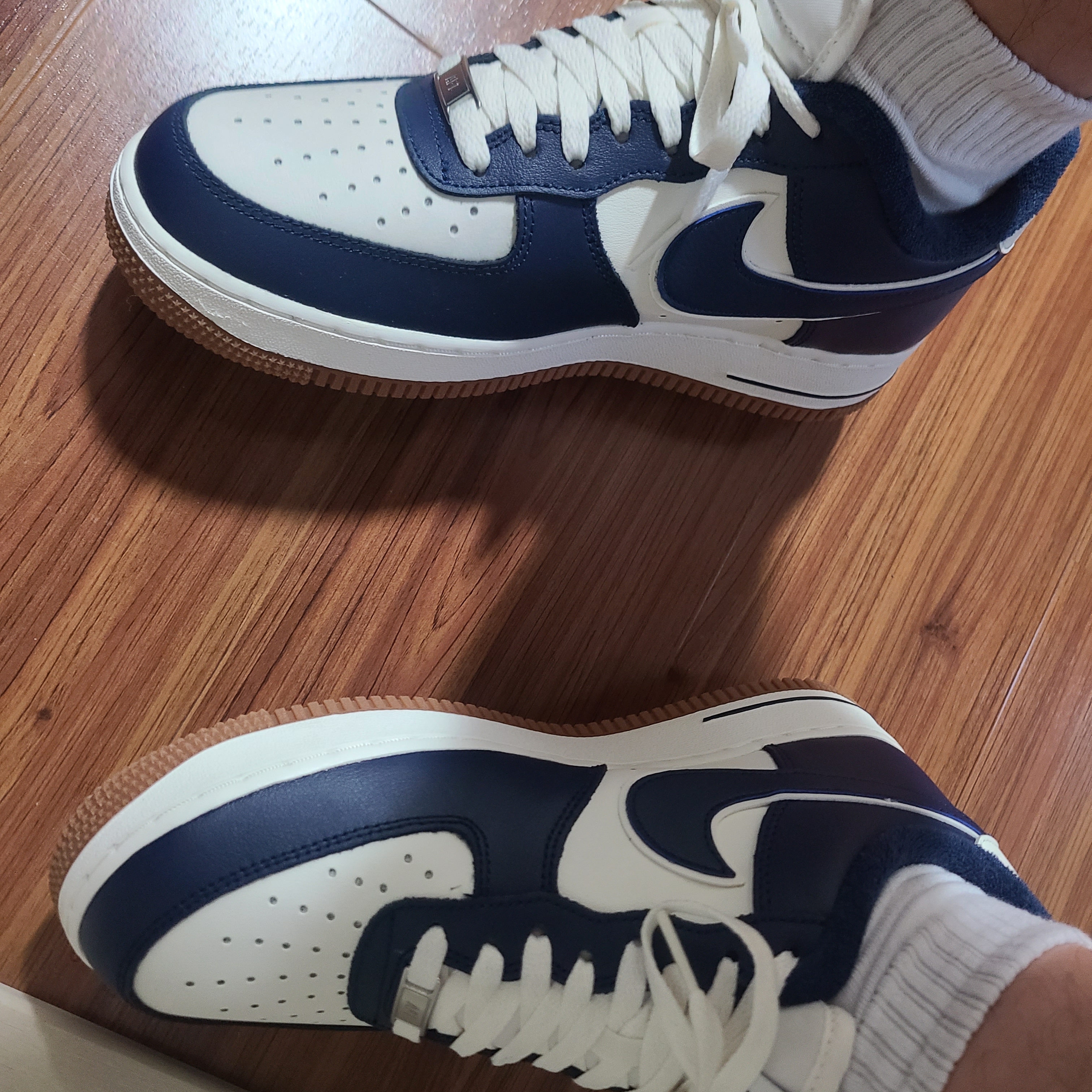 Nike Air Force 1 '07 LV8 Midnight Navy 착용 스타일