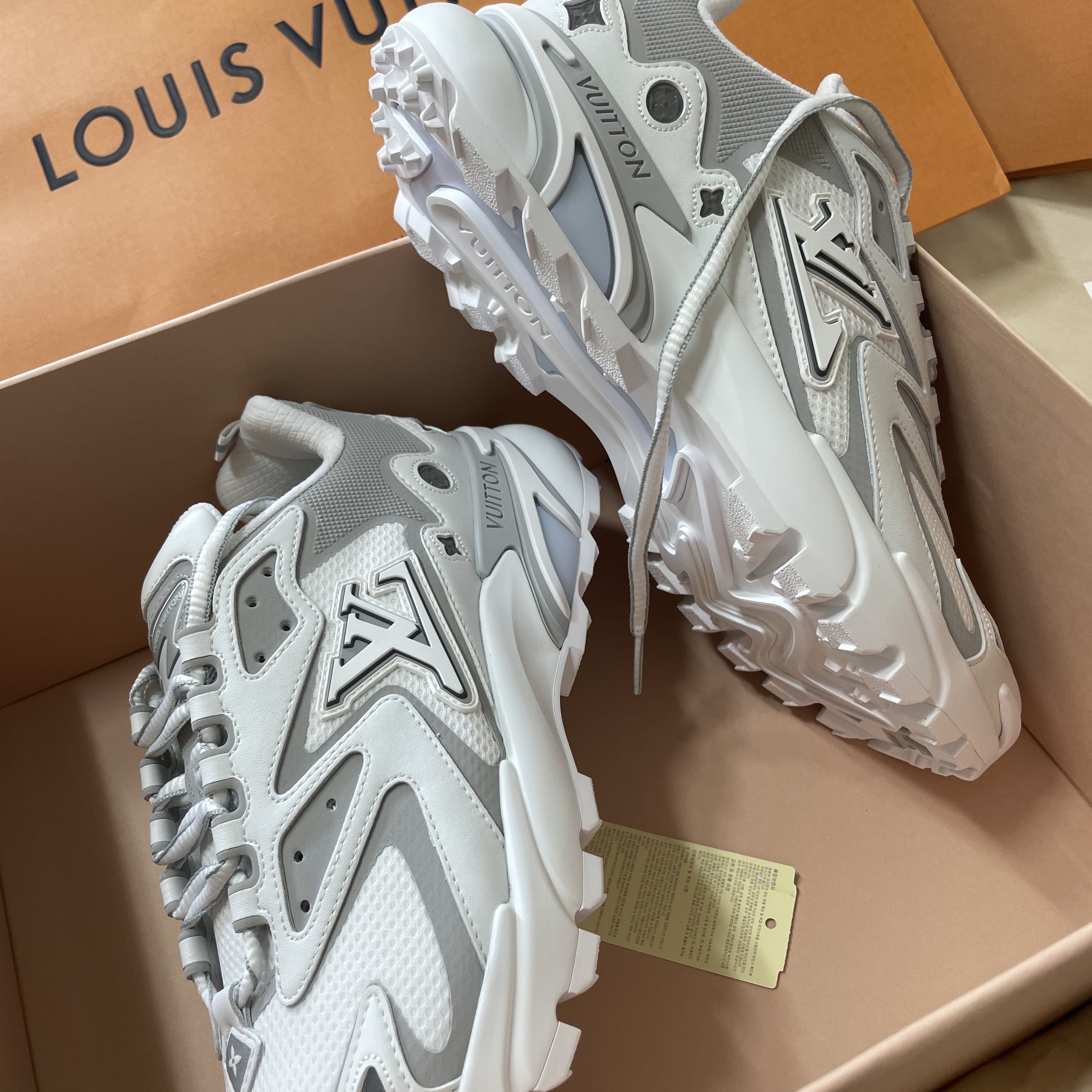 Louis Vuitton Runner Tatic Sneakers White 착용 스타일 - 2