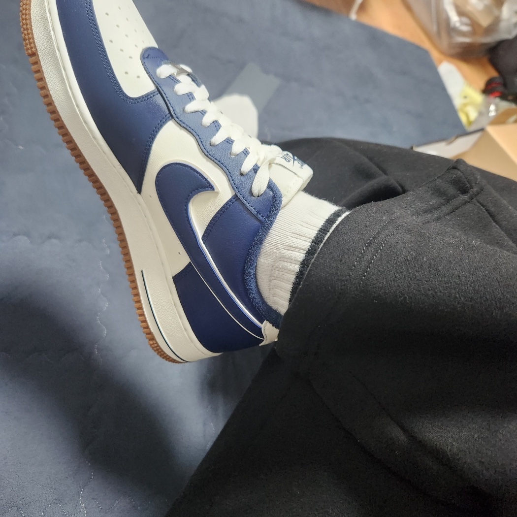 Nike Air Force 1 '07 LV8 Midnight Navy 착용 스타일
