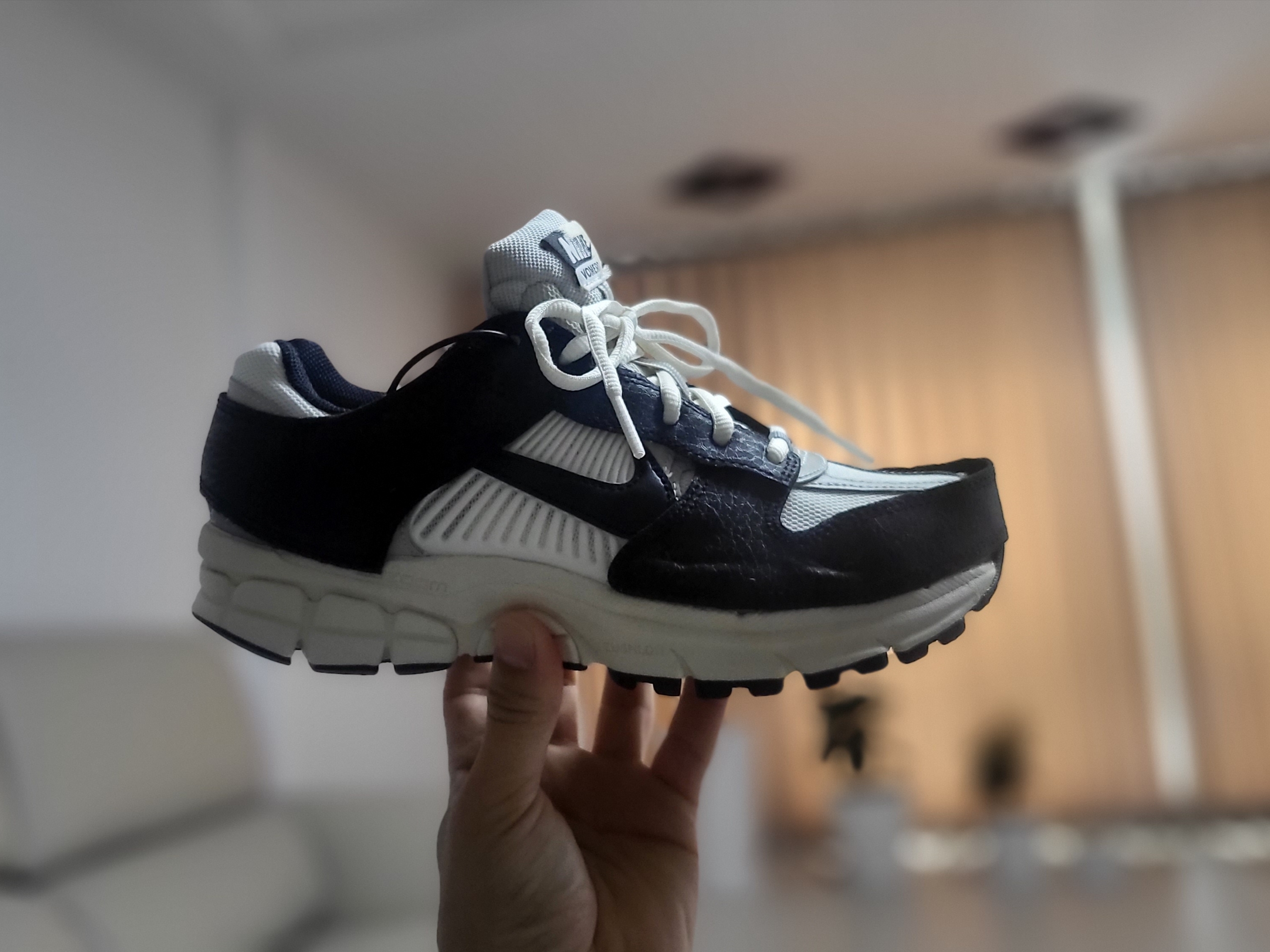 (W) Nike Zoom Vomero 5 Wolf Grey and Black 착용 스타일 - 1