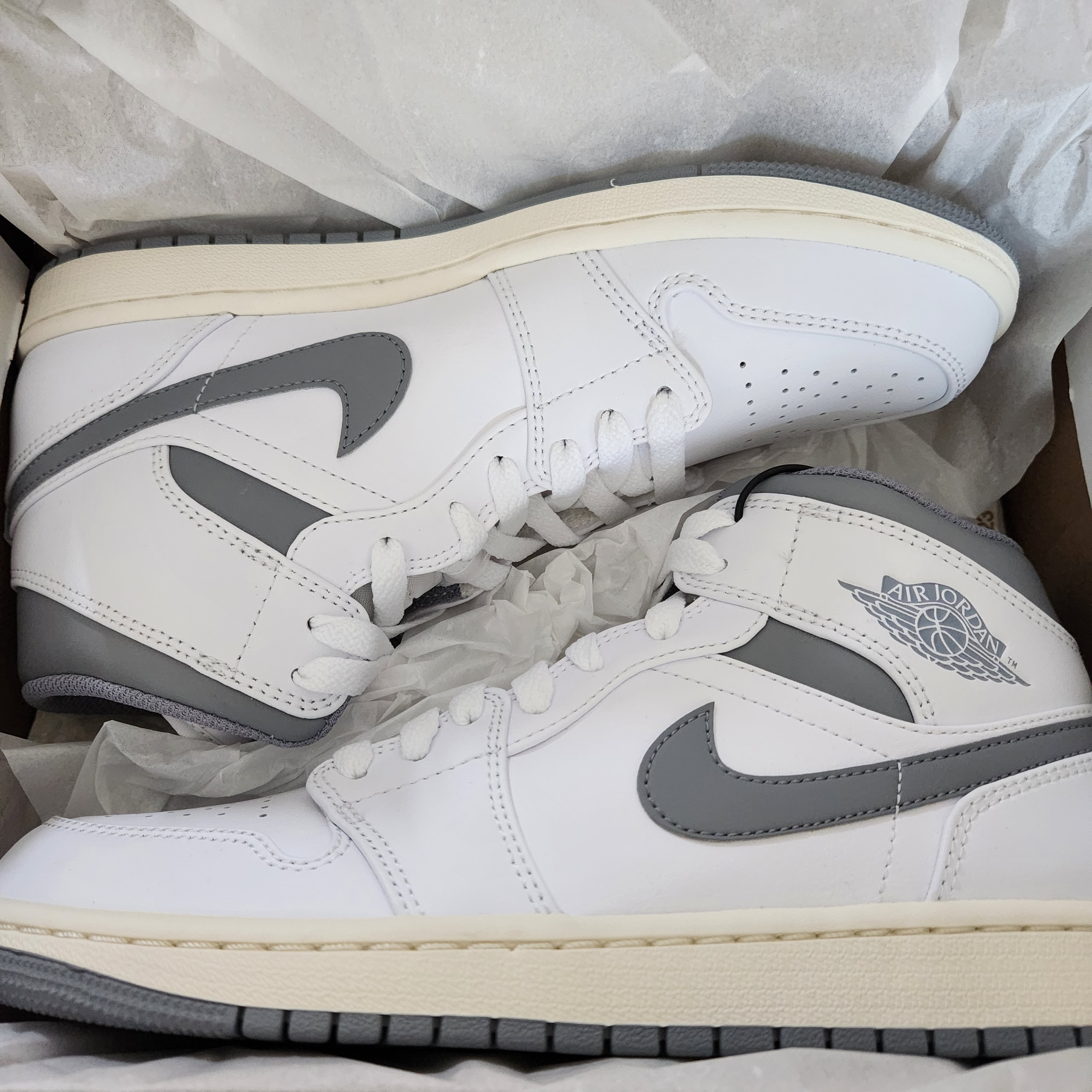 Jordan 1 Mid White Stealth 착용 스타일