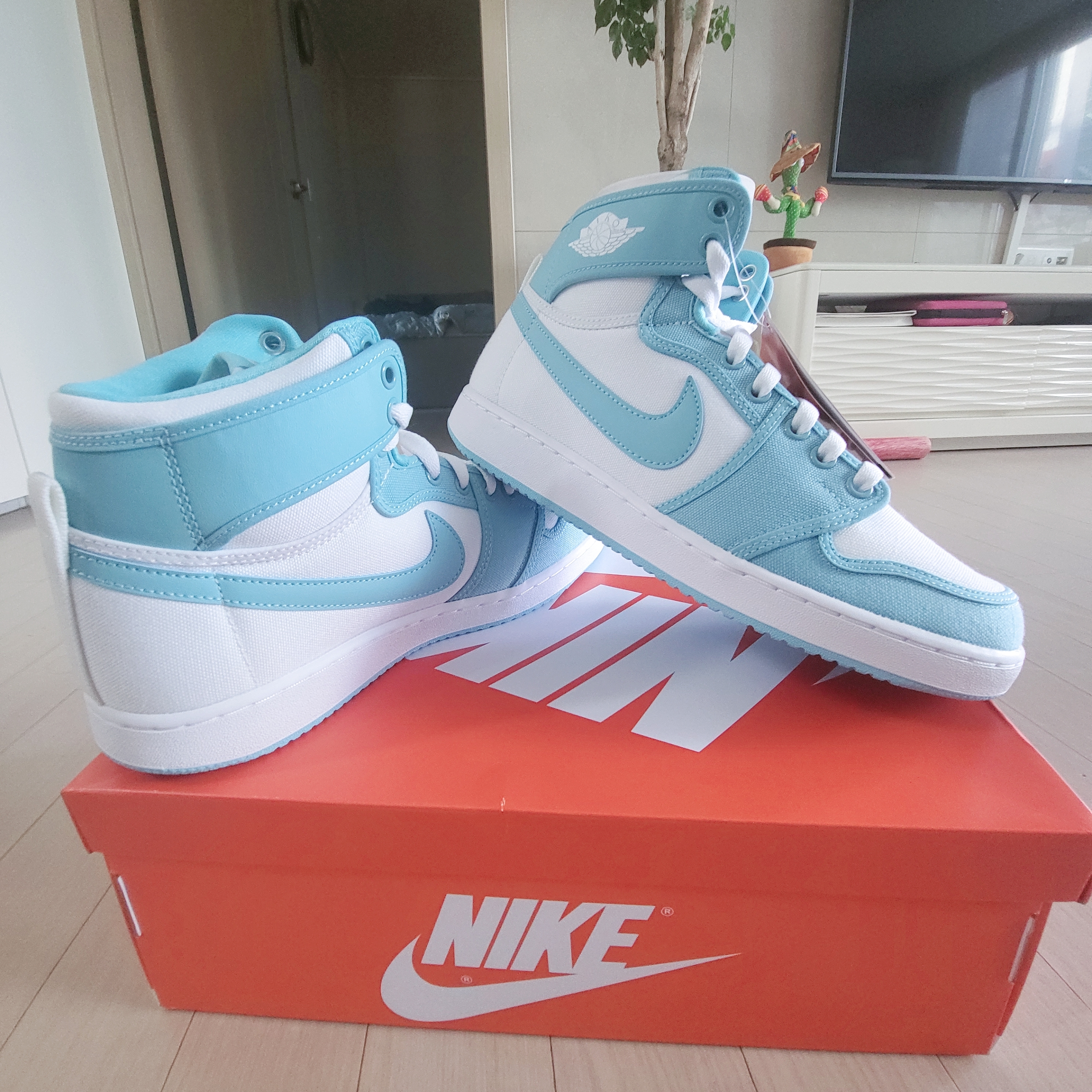 Jordan 1 KO Bleached Aqua 착용 스타일 - 3
