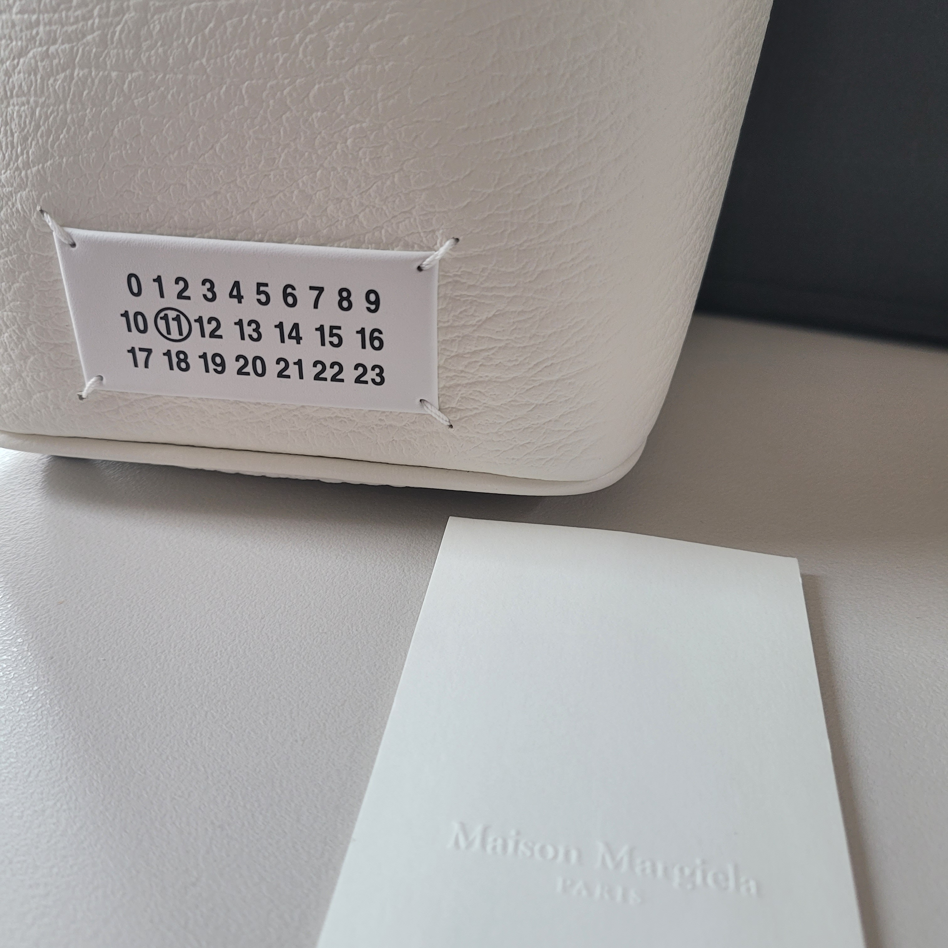 Maison Margiela 5AC Bucket Bag Ivory 착용 스타일