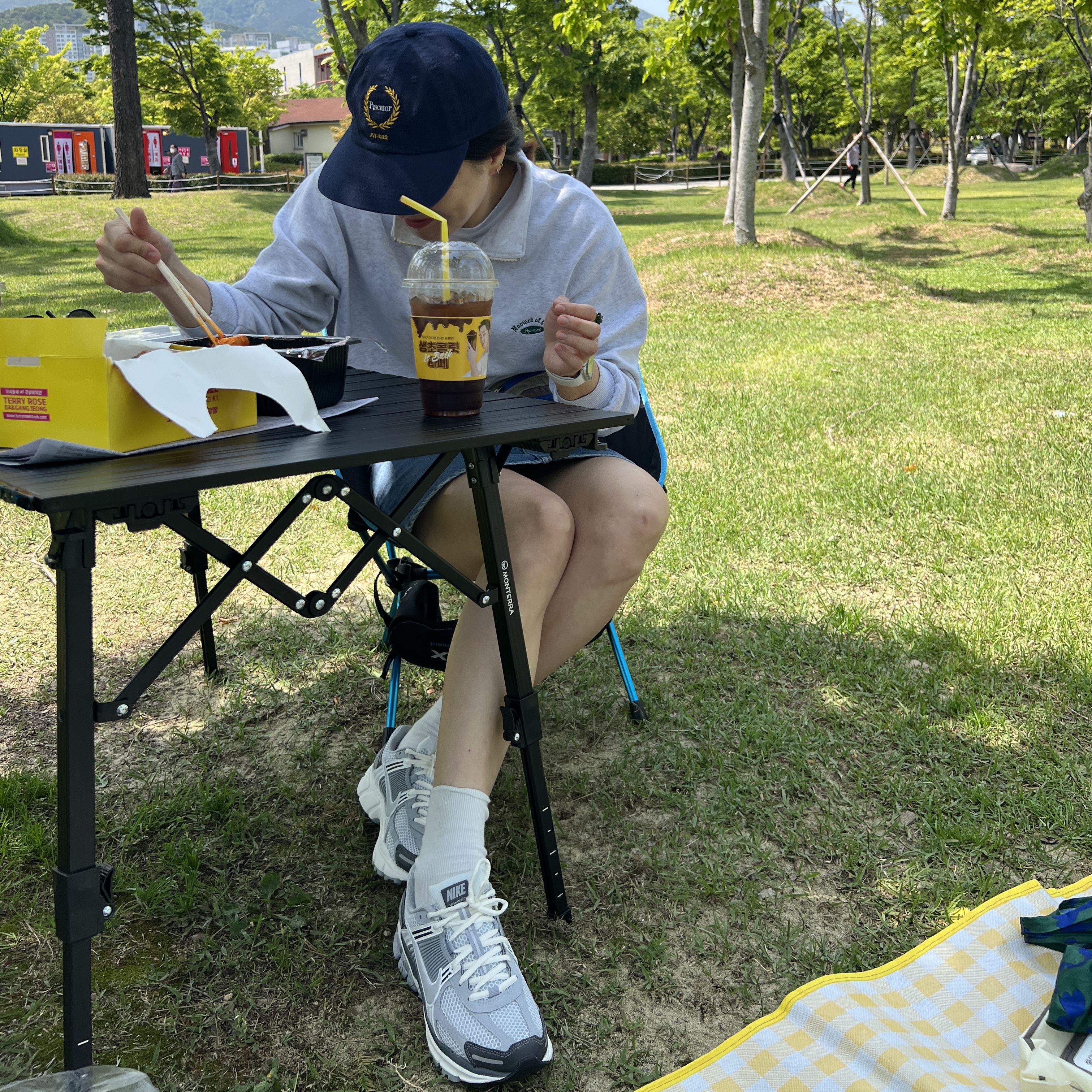 (W) Nike Zoom Vomero 5 Pure Platinum Metallic Silver, Helinox Chair Two Black - Renewal Ver. 착용 스타일