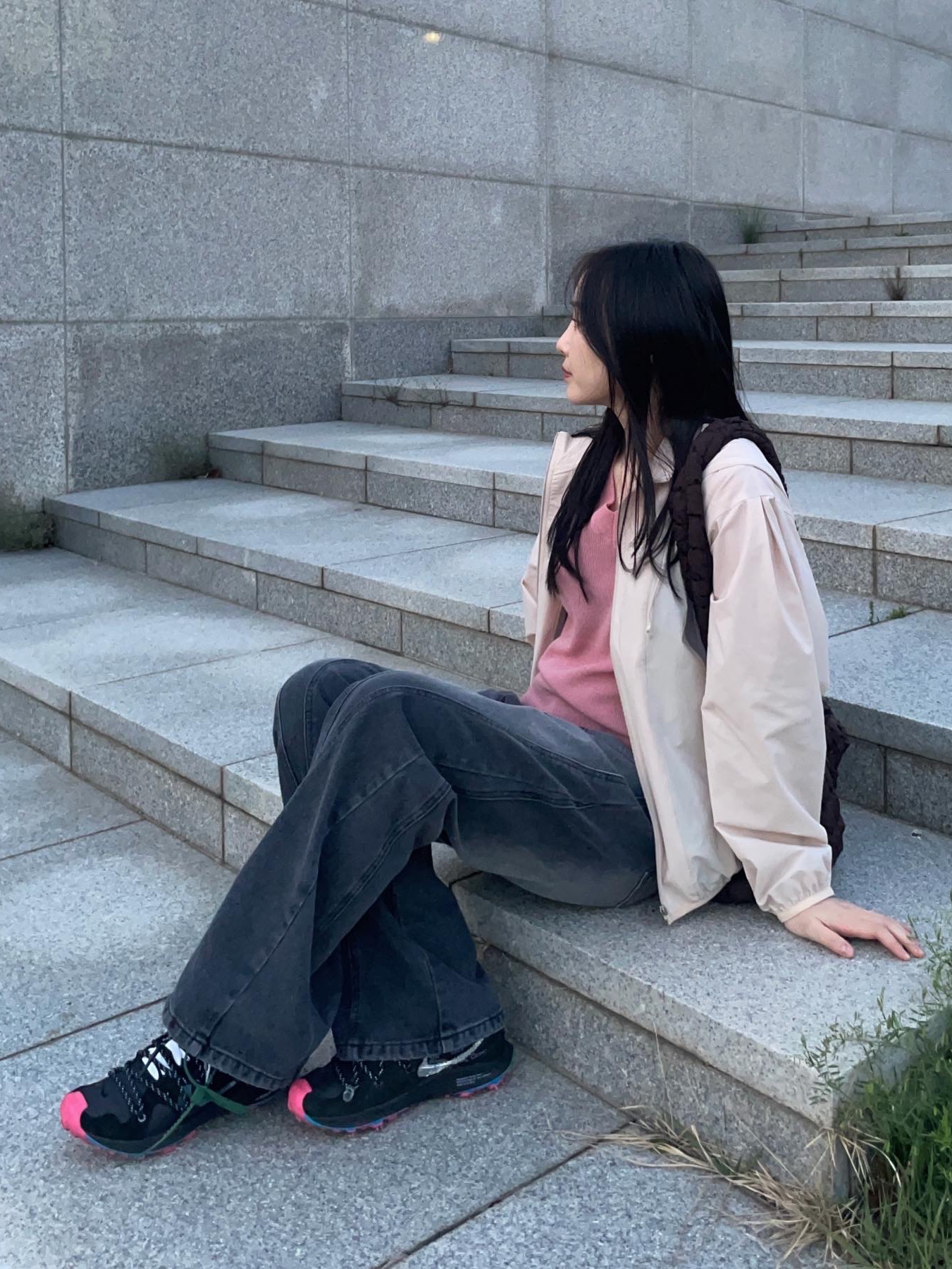 코스 퀼티드 오버사이즈 숄더백 브라운, (W) 나이키 x 오프화이트 줌 테라 카이거 5 블랙 핑크 착용 스타일 - 2