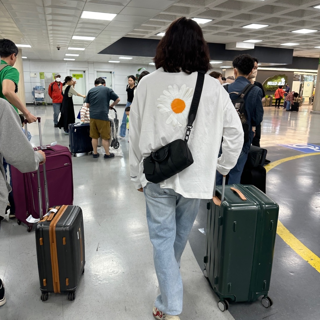 Nike x Peaceminusone LS T-Shirt White (DR0098-100), Louis Vuitton Keepall Bandouliere 25 Monogram 착용 스타일