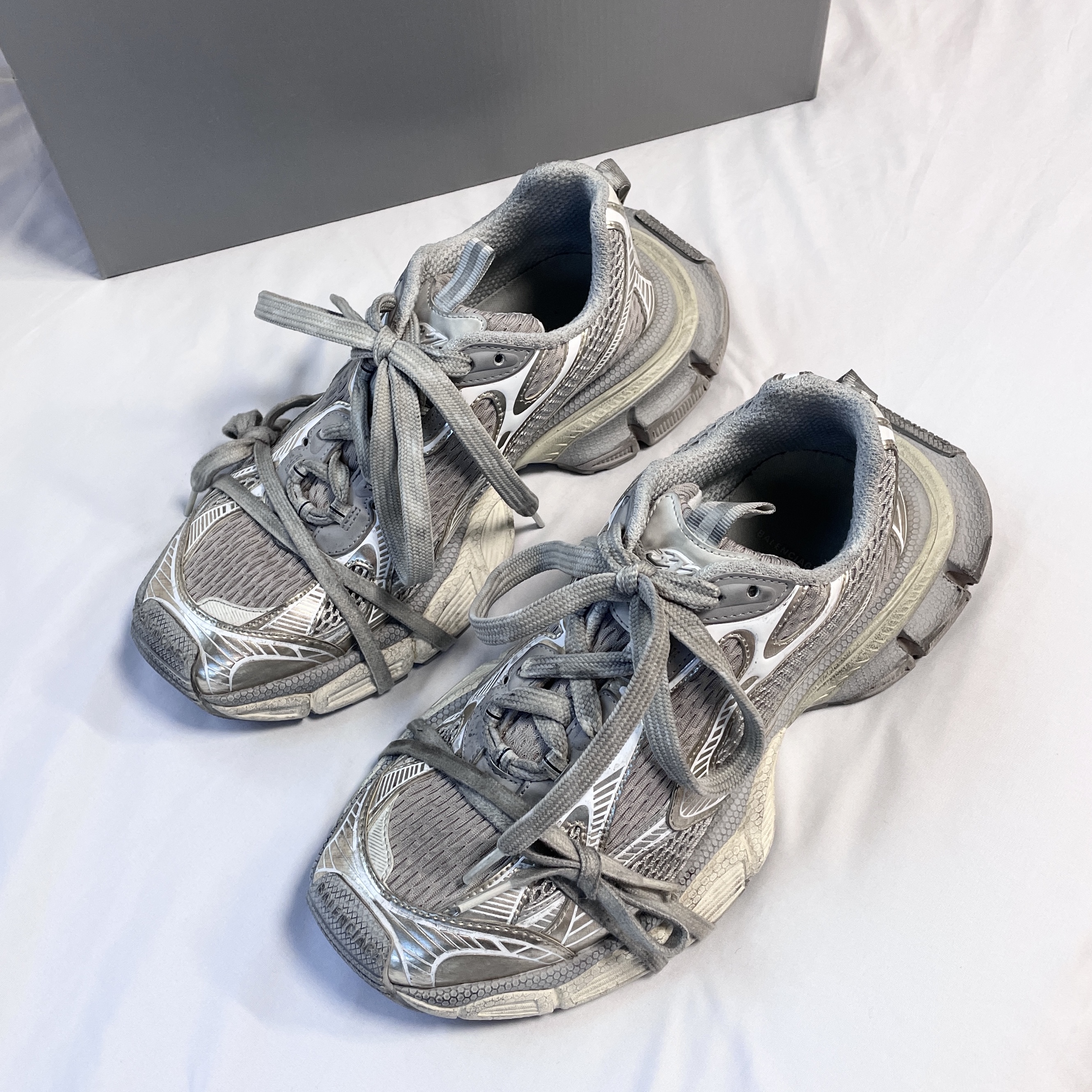 Balenciaga 3XL Sneakers Light Beige 착용 스타일 - 2