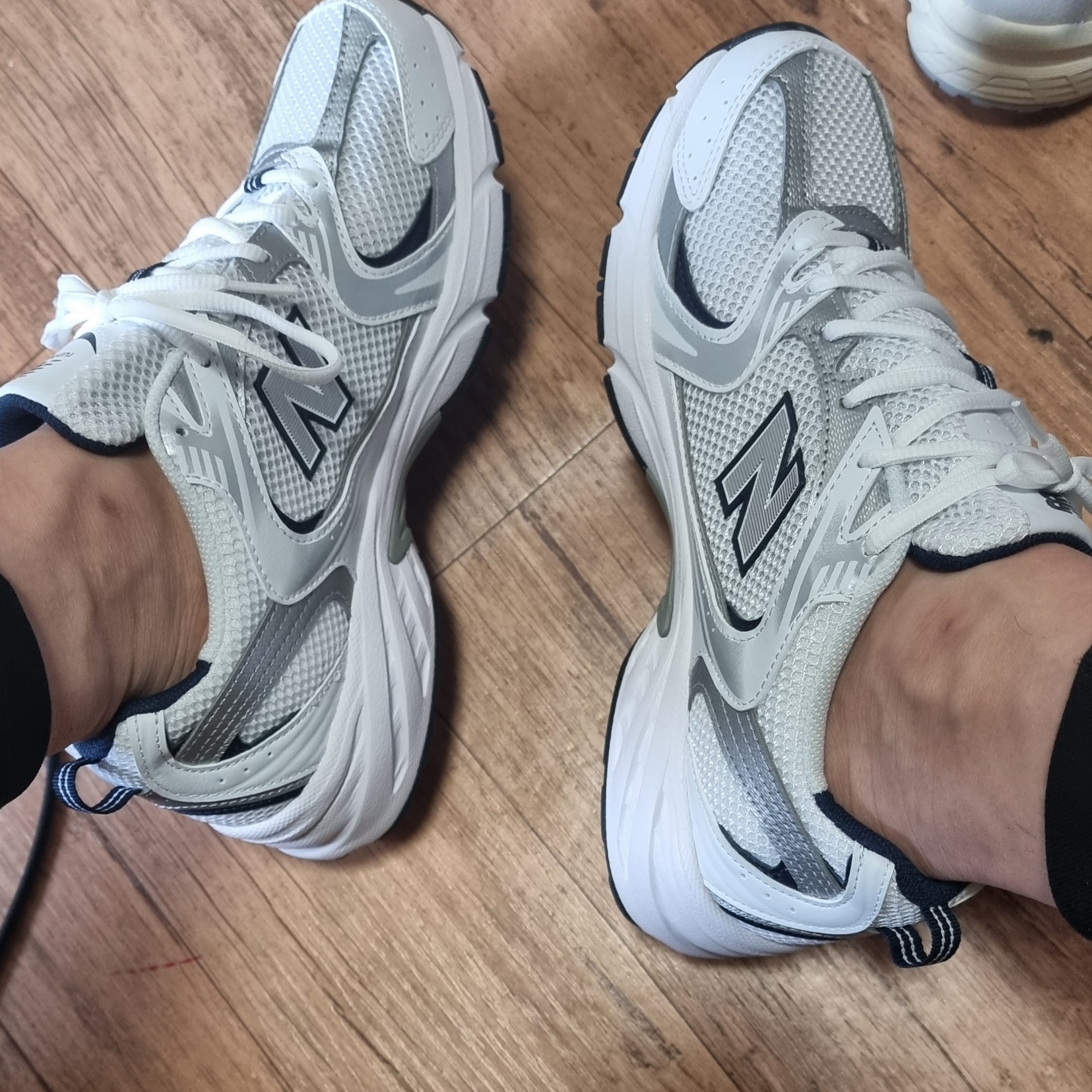 New Balance 530 White 착용 스타일