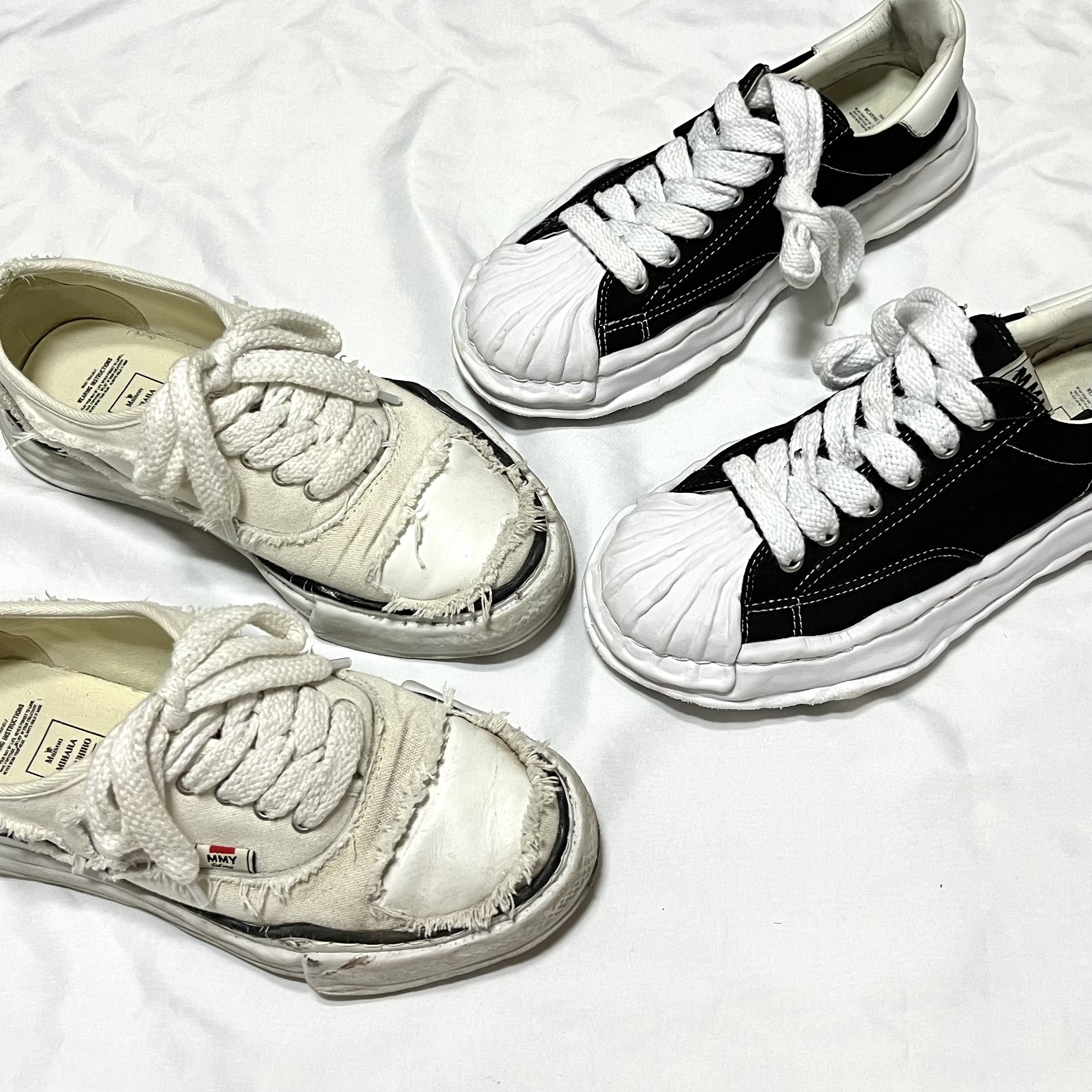 Maison Mihara Yasuhiro Baker OG Sole Broken Canvas Low-top Sneakers White, Maison Mihara Yasuhiro Blakey OG Sole Canvas Low-top Sneakers Black 착용 스타일