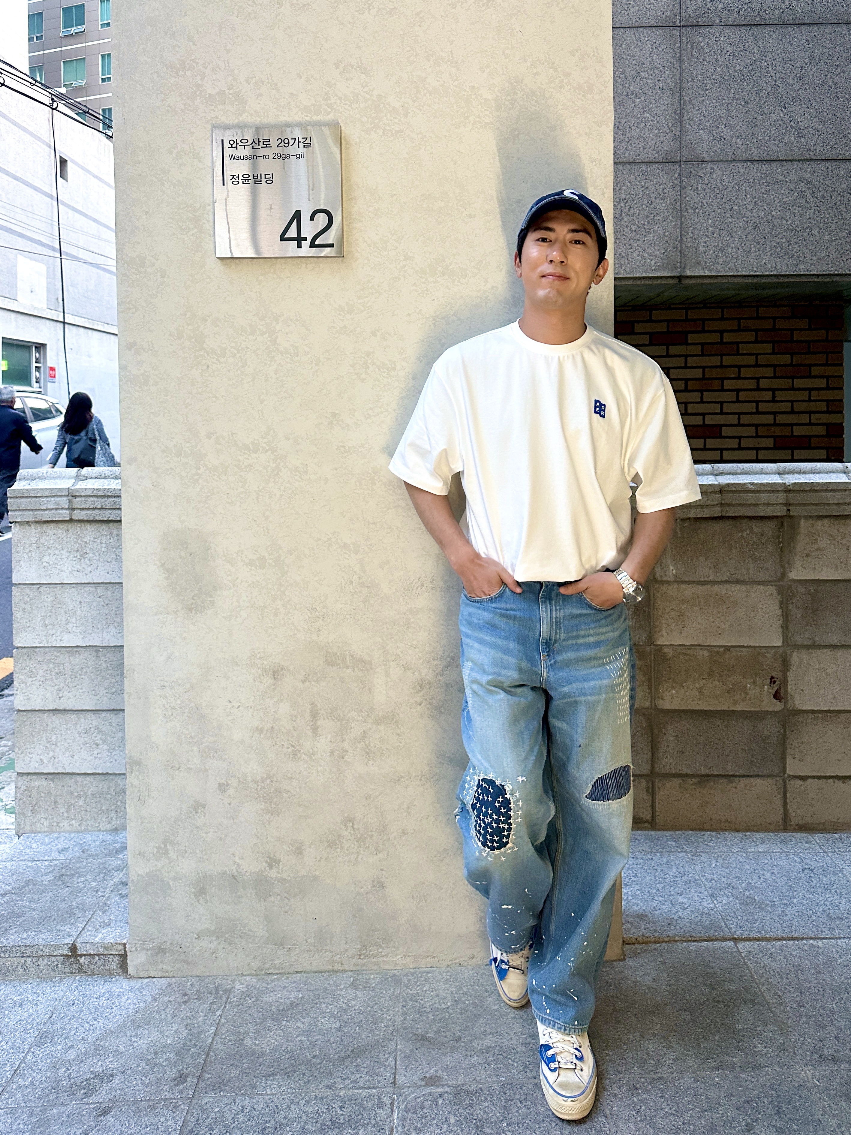 Ader Error Sig; TRS/BL Tag T-Shirt 01 Off White, Converse x Ader Error Chuck 70 High White 착용 스타일