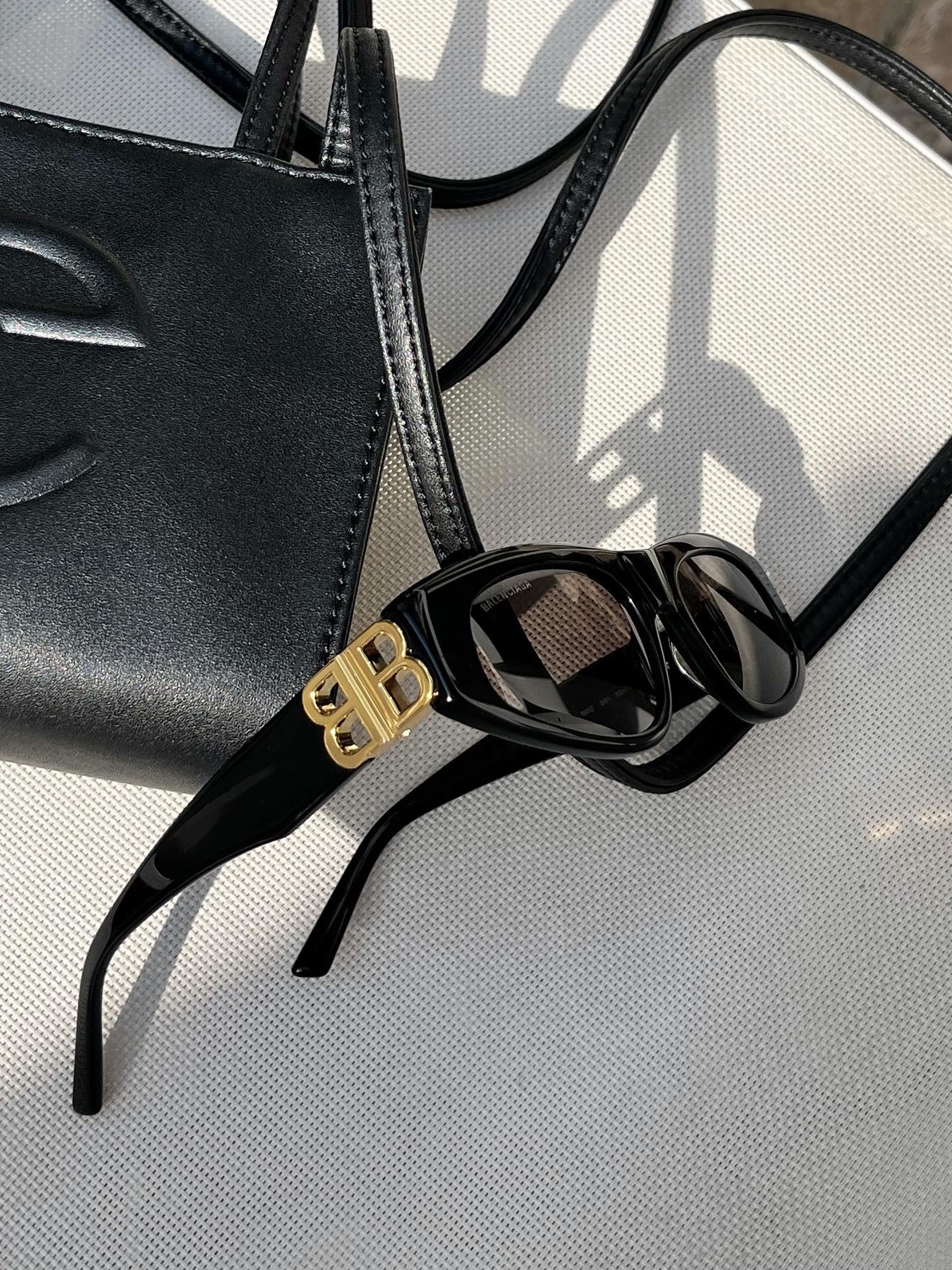 Balenciaga Swift Oval Sunglasses Black, Telfar Small Shopping Bag Black 착용 스타일 - 3