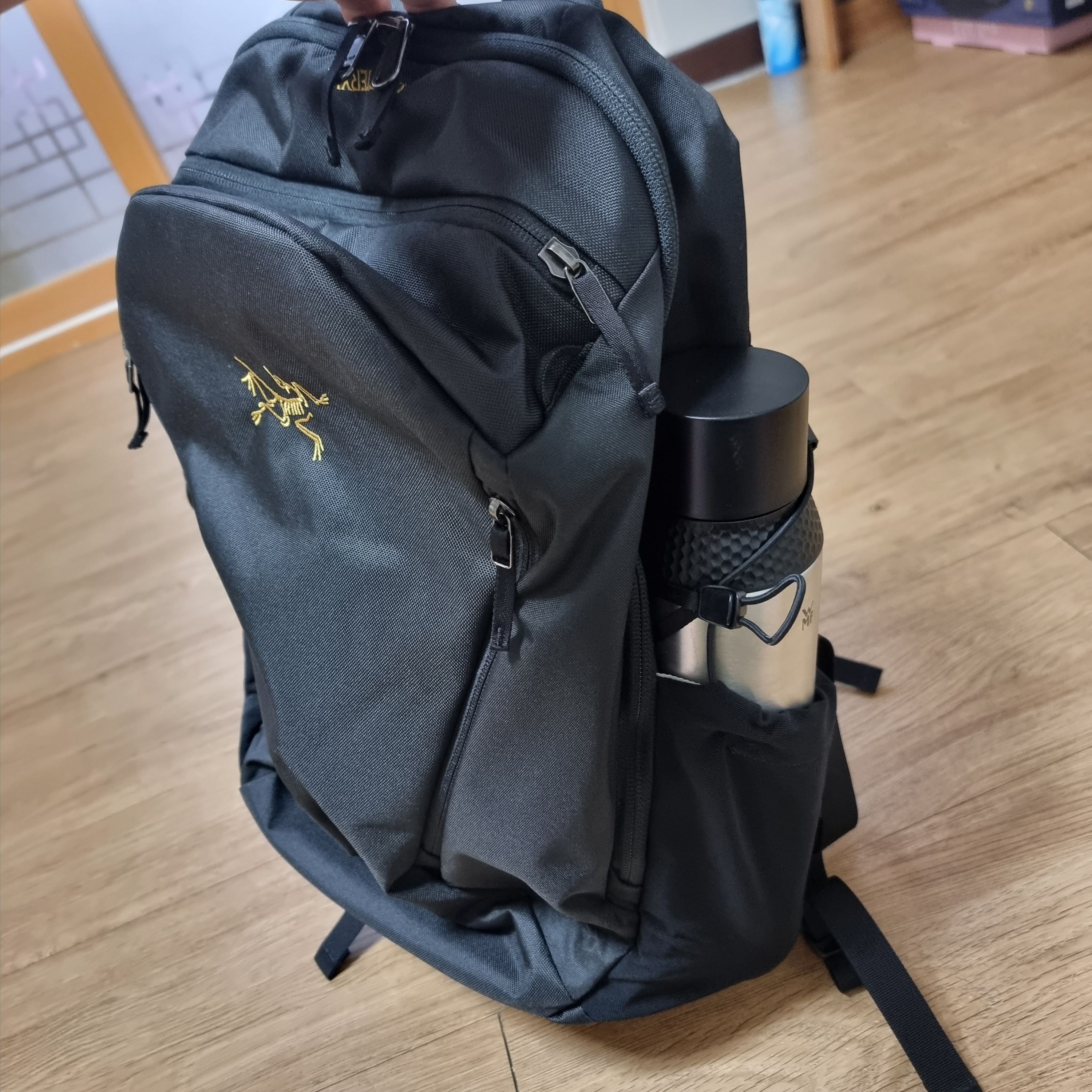 Arc'teryx Mantis 26 Backpack Black 착용 스타일
