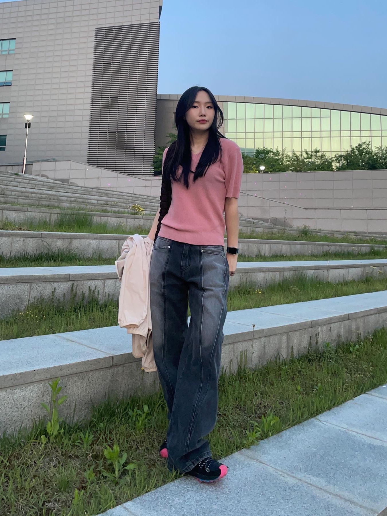 코스 퀼티드 오버사이즈 숄더백 브라운, (W) 나이키 x 오프화이트 줌 테라 카이거 5 블랙 핑크 착용 스타일 - 3